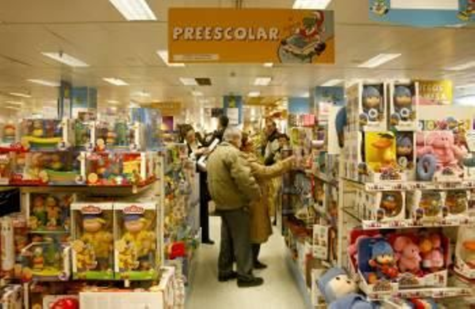 Un grupo de personas en una juguetería. (Foto: ARCHIVO)