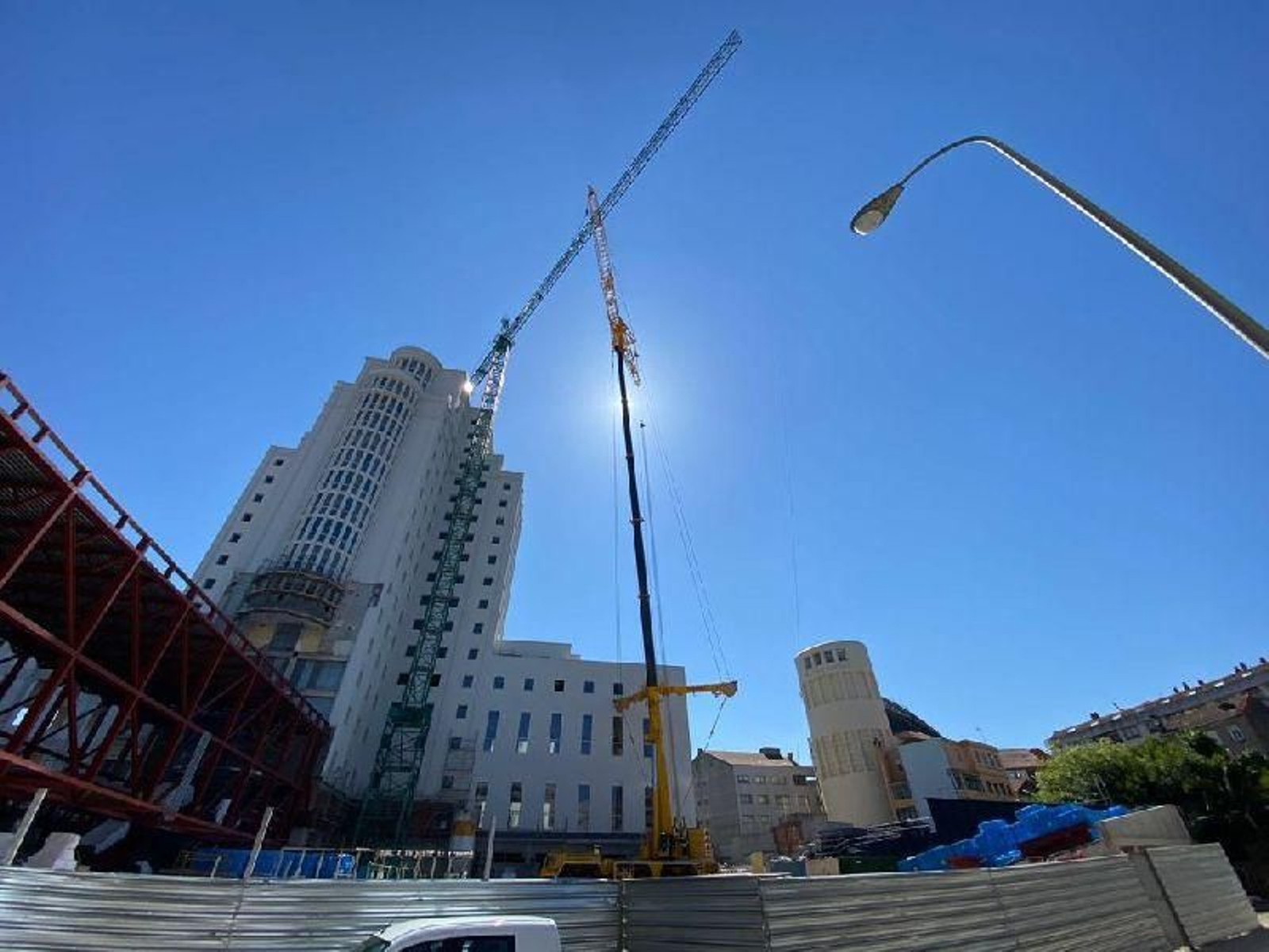 Desmontan la grúa de la Ciudad de la Justicia de Vigo _ Alberte 37
