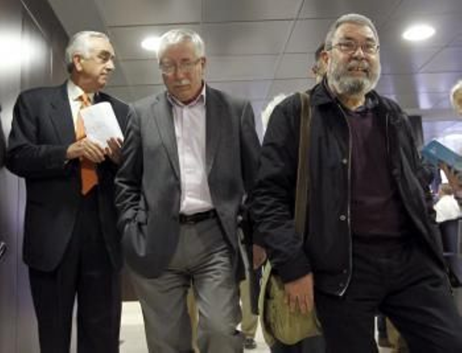 Los secretarios generales de CCOO, Ignacio Fernández Toxo (c), y de UGT, Cándido Méndez (d), junto al presidente del Comité Económico y Social (CES), Marcos Peña (i).