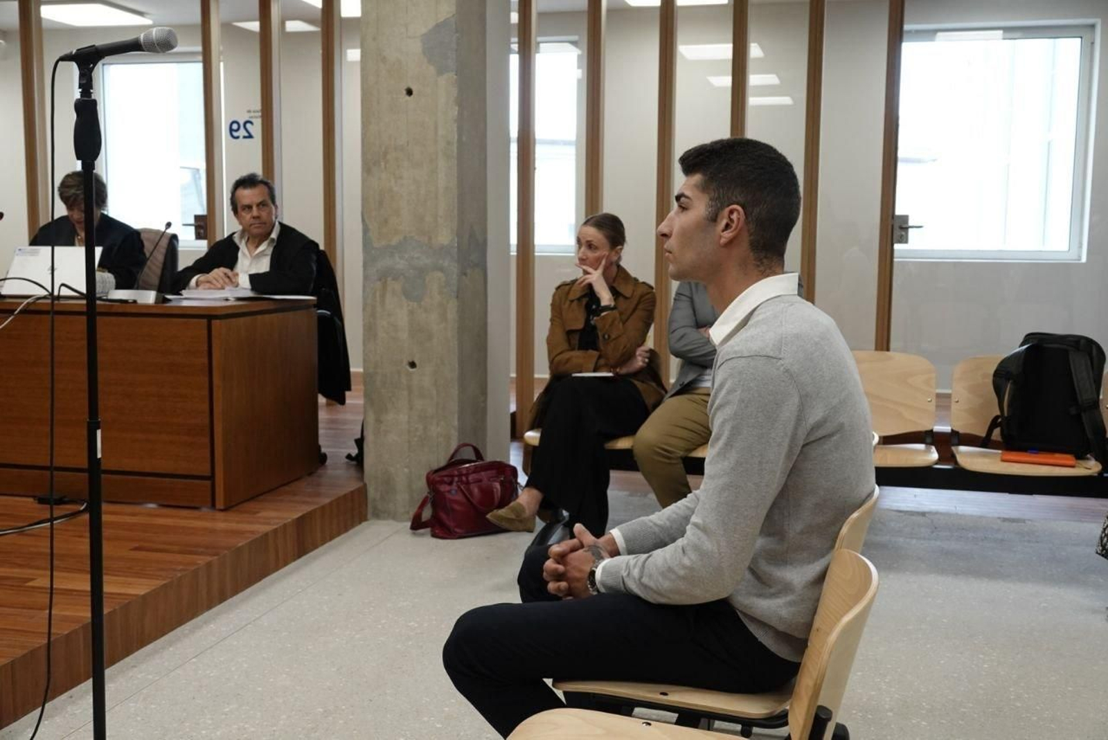 El acusado de propinar la paliza a Nacho, en la Audiencia de Vigo. // Vicente Alonso