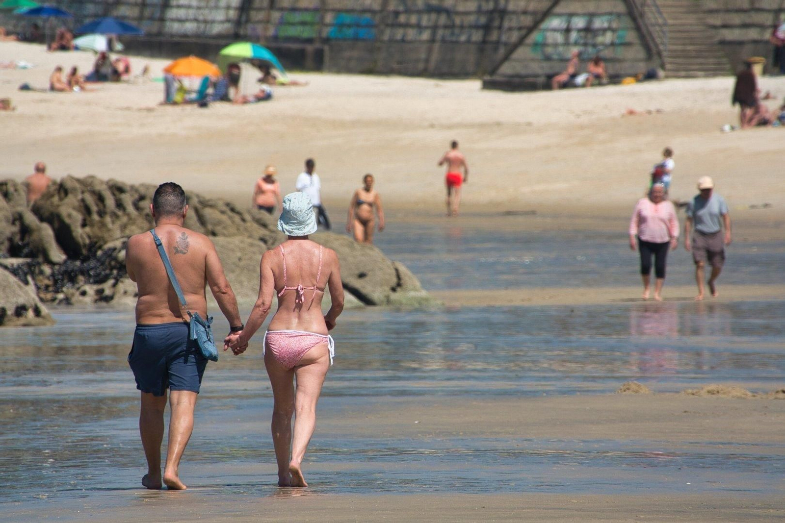 Gente paseando por Samil.