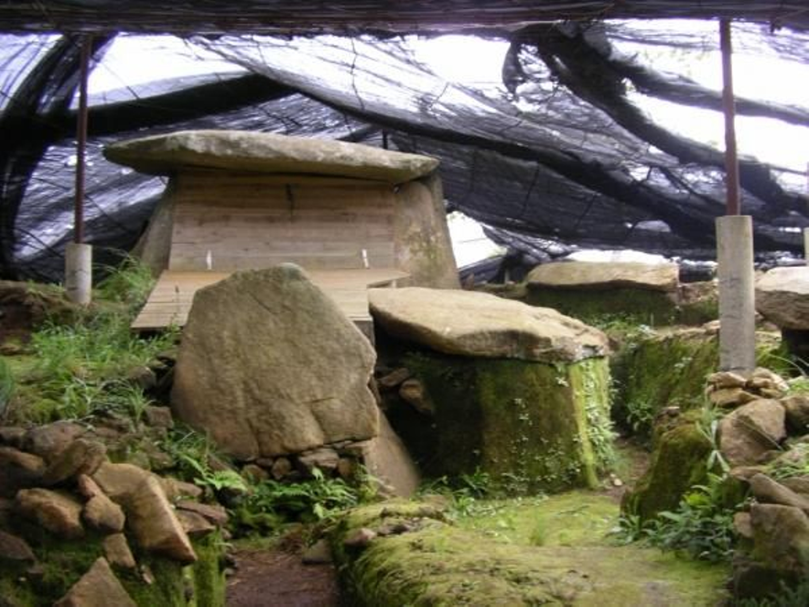 El dolmen de Dombate, aparece en esta primera publicación.