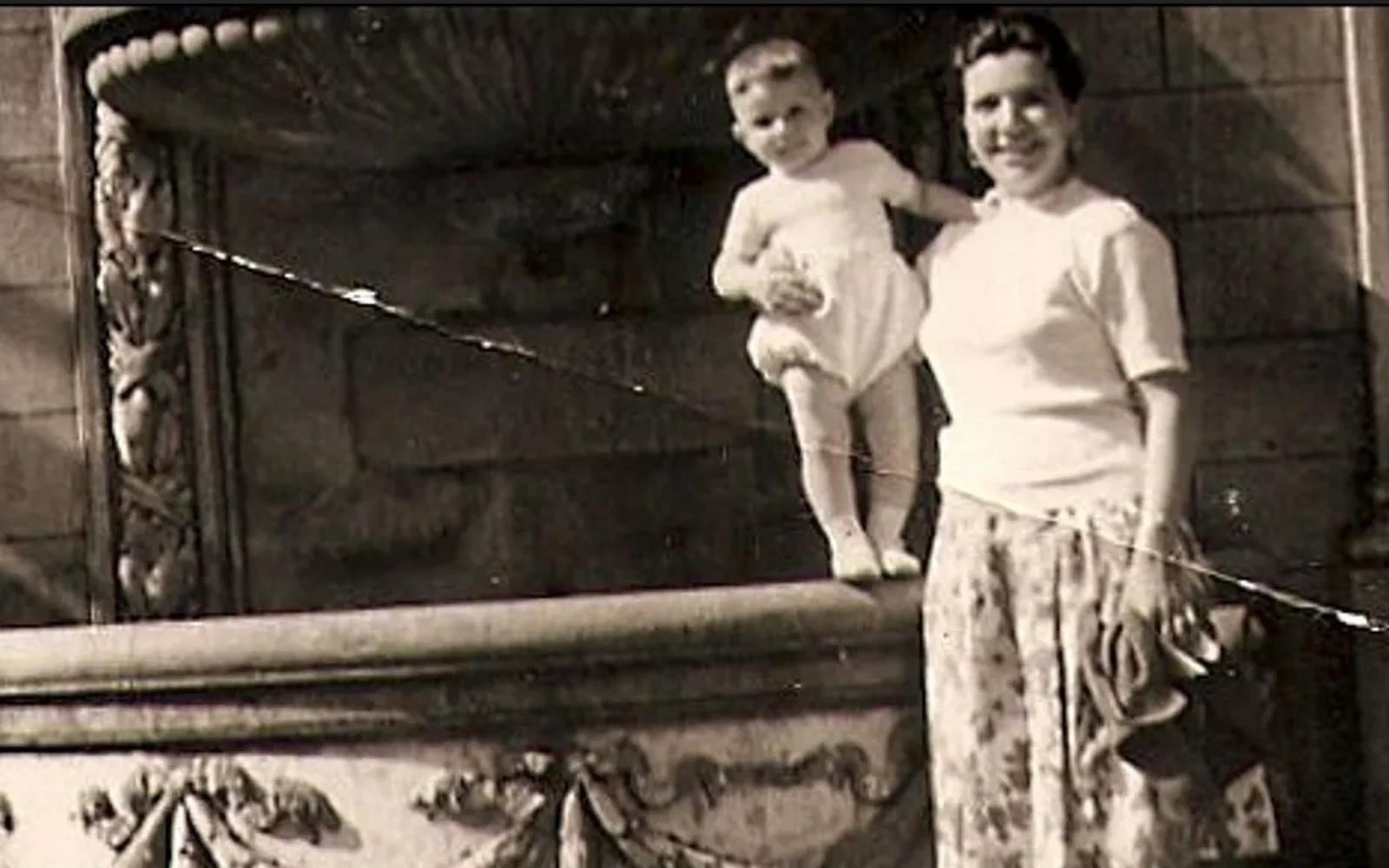 El pequño Jorge Fernández con su madre