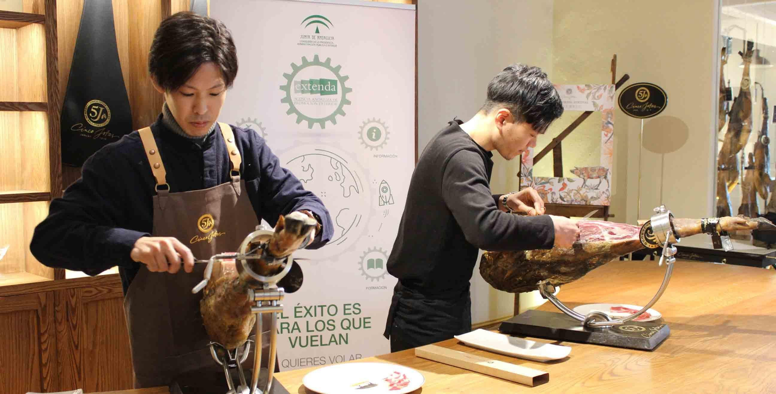 Satoshi Taguchi y Kota Oguma, ganadores del "VII Concurso de Corte de Jamón en Japón"