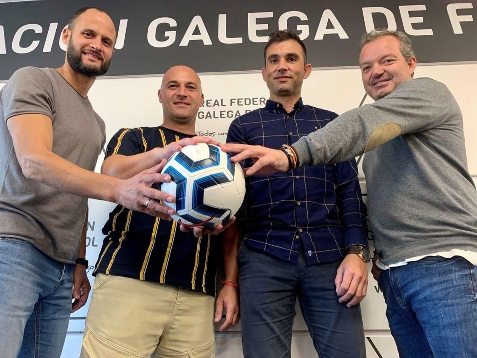 Iván Cancela (segundo por la derecha) posó junto a sus ayudantes.