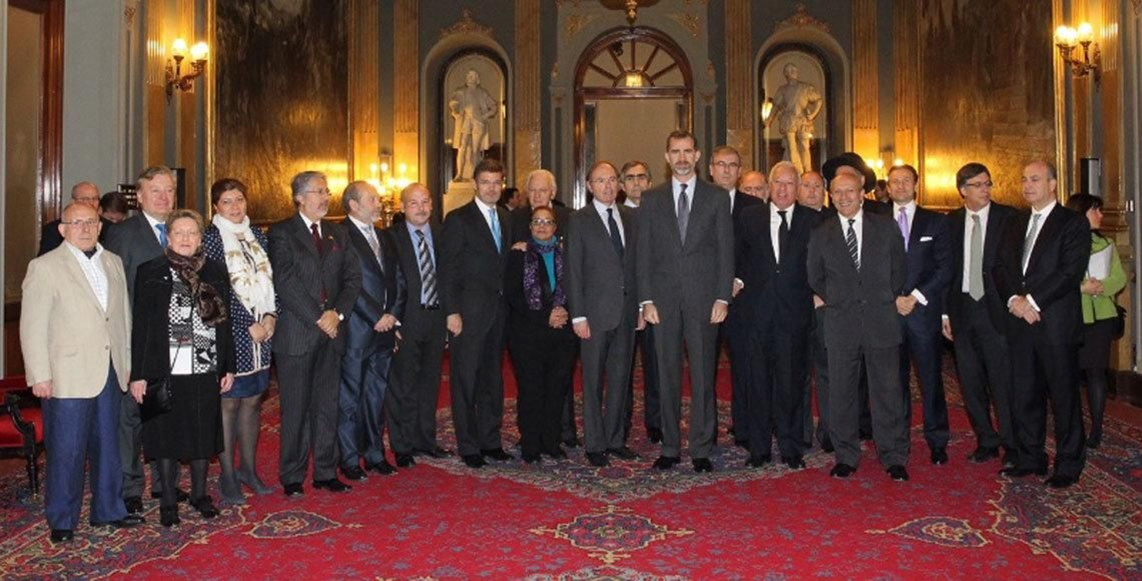 Su Majestad el Rey con las autoridades asistentes al acto y las juntas directivas de la Federación de Comunidades Judías en España, de la Unión Romaní y de Amical Mauthausen.