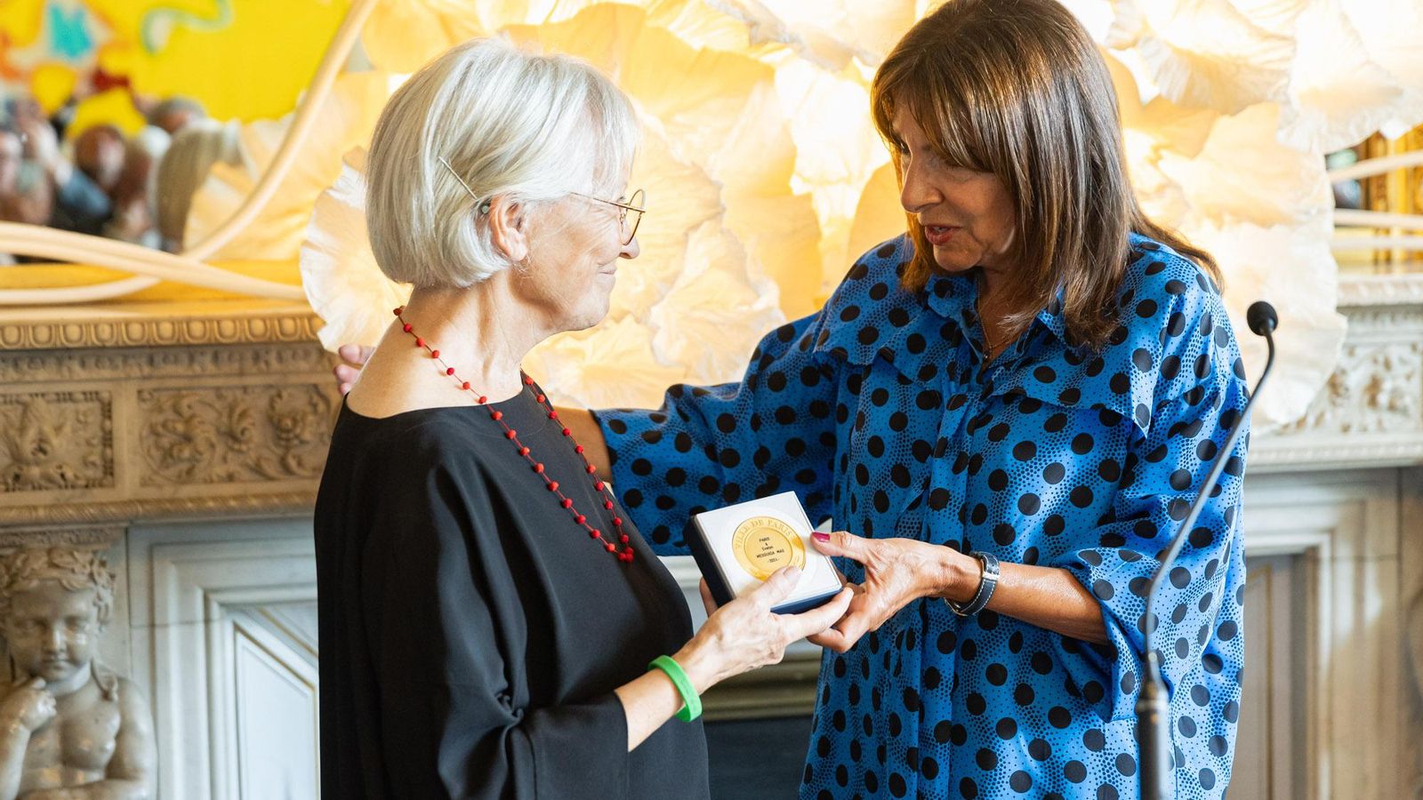 Evelyn Mesquida recibe la Medalla de la Ciudad de París de mano de la alcaldesa Anne Hidalgo