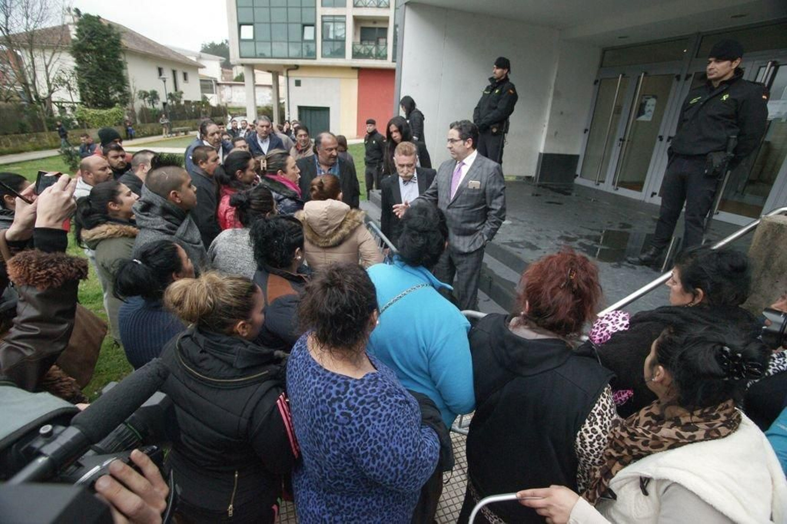 García Montes y otro de los letrados que defienden a los detenidos del clan de los "morones".//Vicente Alonso