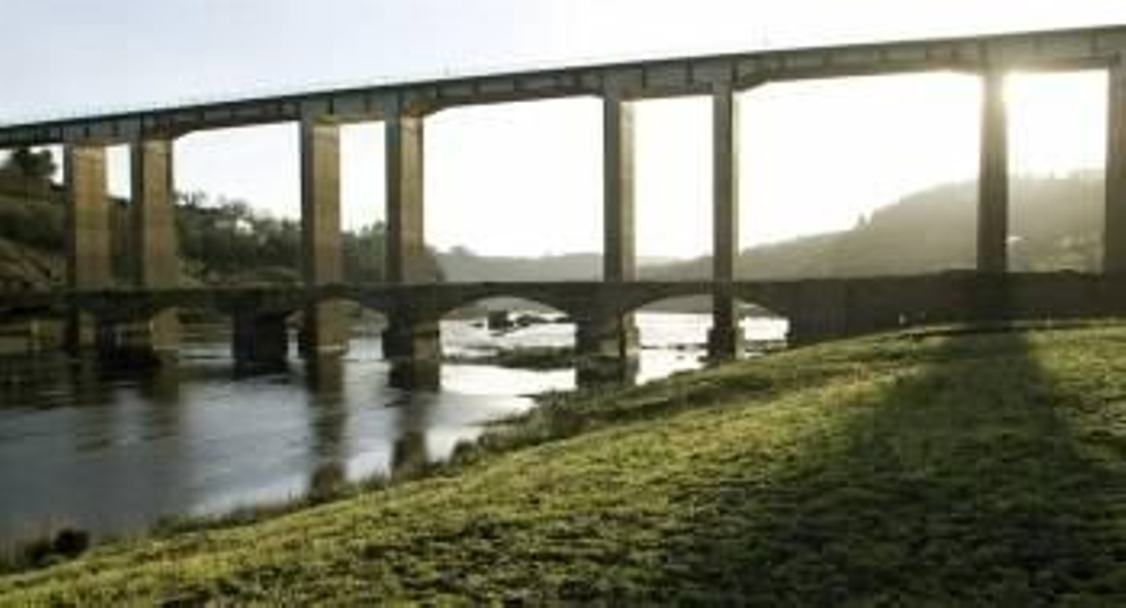 Vista del embalse de Belesar, en el municipio de Portomarín, en Lugo, en donde ya aparece el pueblo que quedó anegado por el agua debido a la escasez de precipitaciones de este invierno. Foto: Eliseo Trigo
