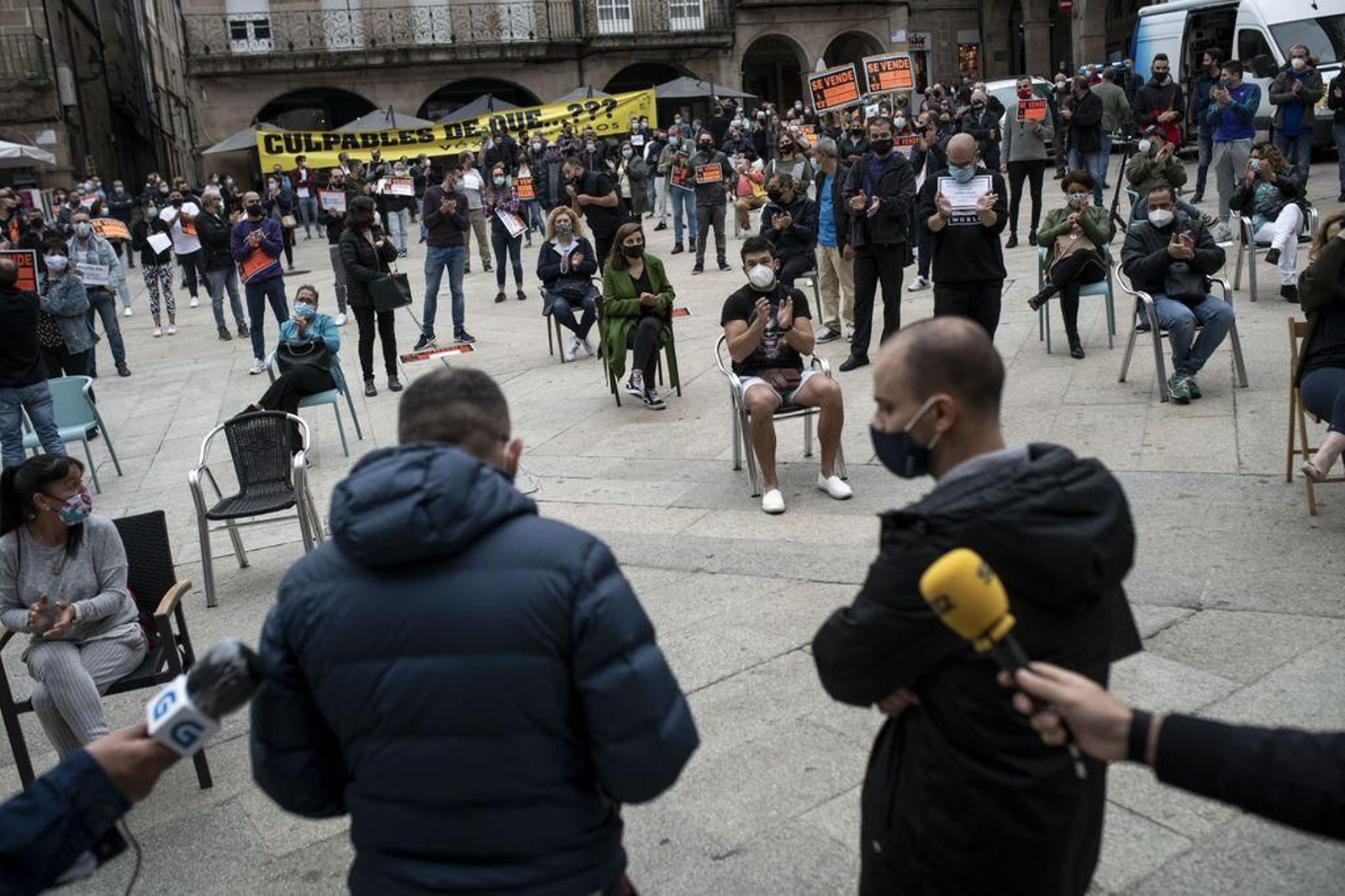 La Praza Maior acogió ayer la concentración pacífica de los hosteleros ourensanos.