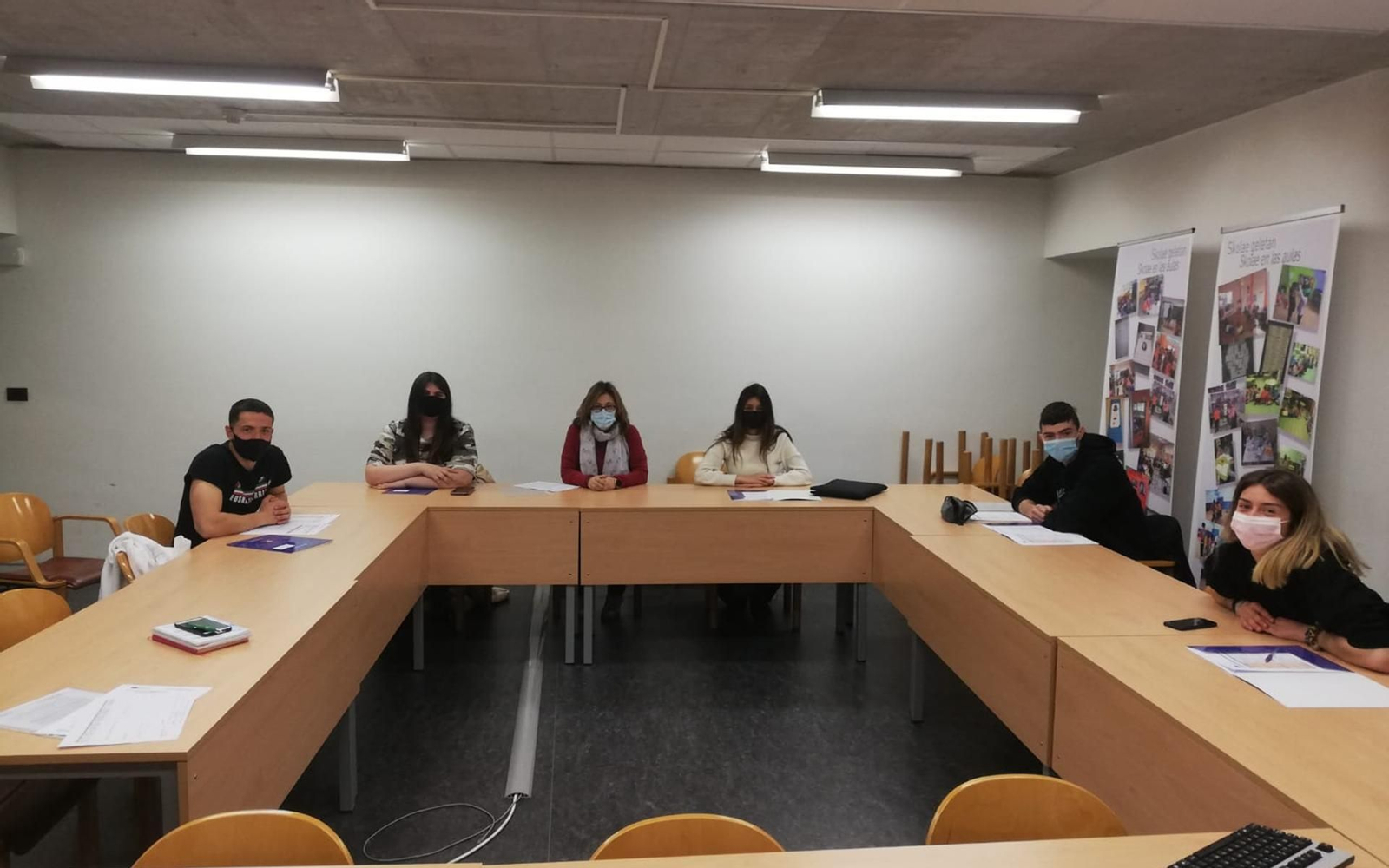 Alumnado que parte en los próximos días a su destino europeo junto con Sonia García, jefa de la sección de Formación Profesional.