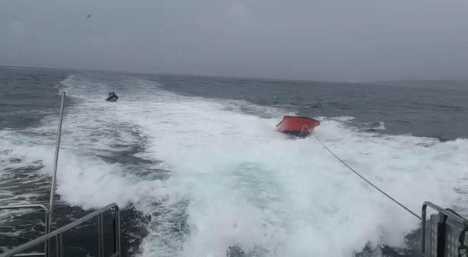Un momento del rescate de la planeadora en aguas de Ons.