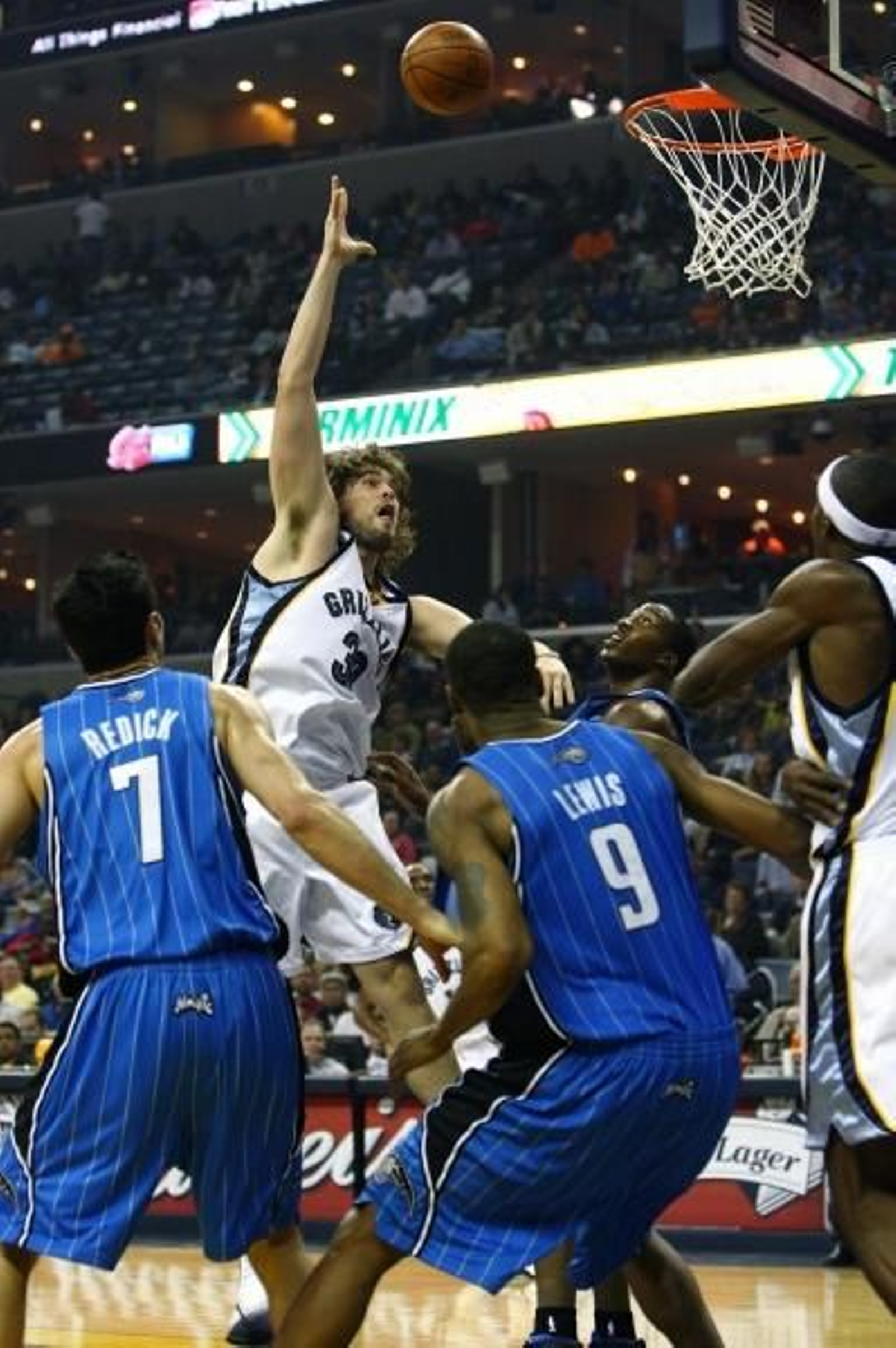 Mar Gasol entra  a por la canasta. (Foto: EFE)