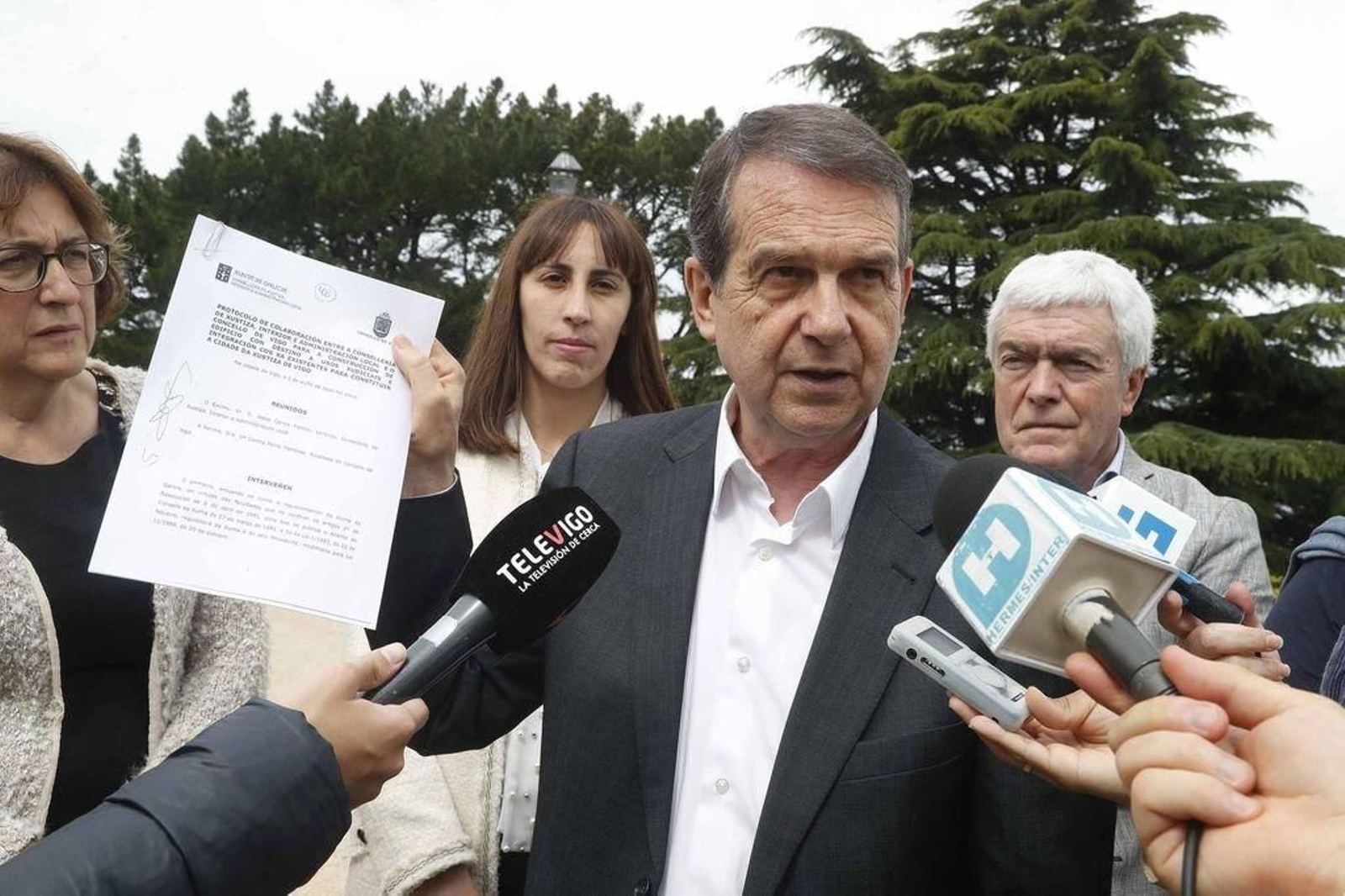 Abel Caballero muestra uno de los convenios firmados entre Xunta y Concello.