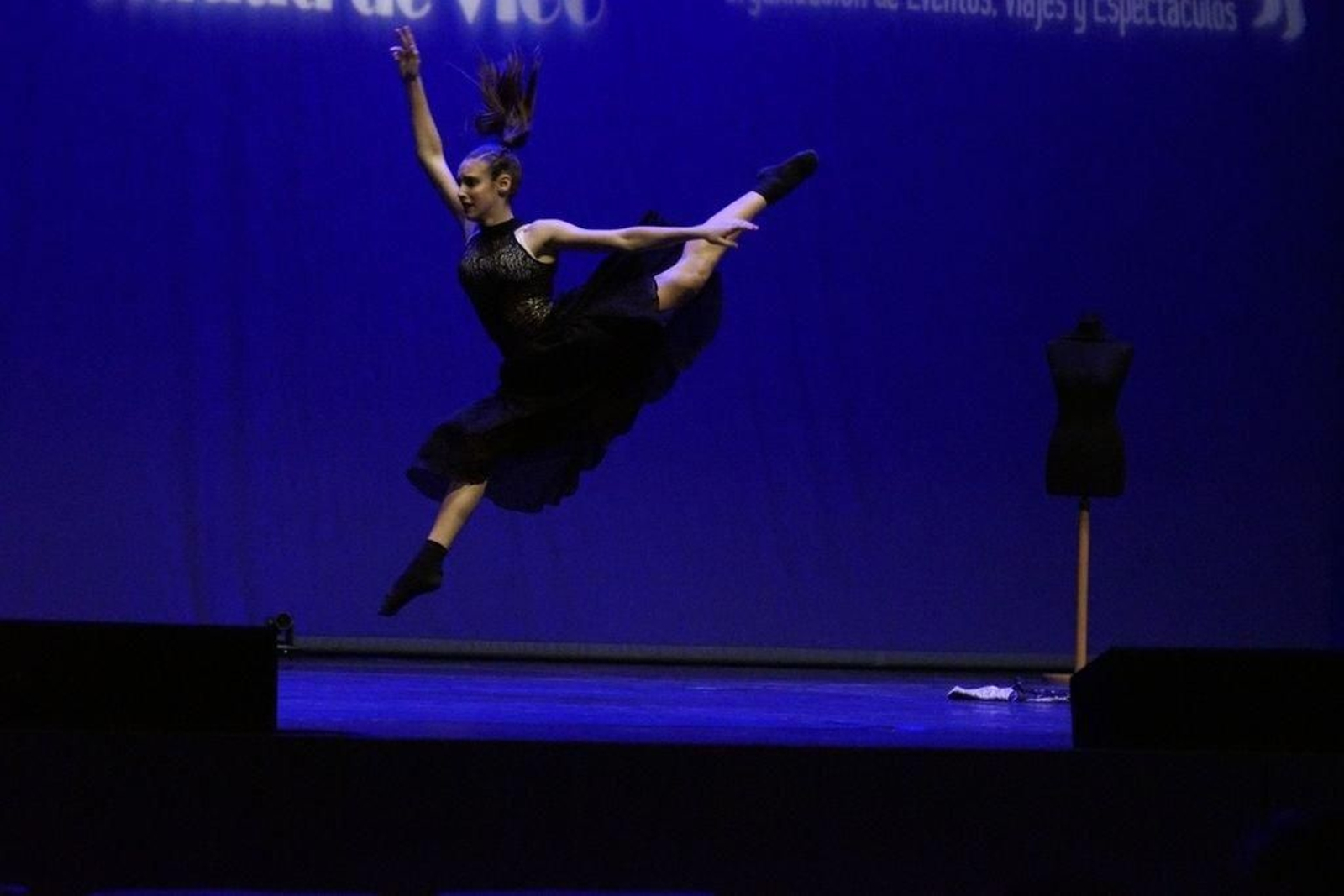 Una de las participantes júnior de Vigo Porté en plena ejecución de un paso.