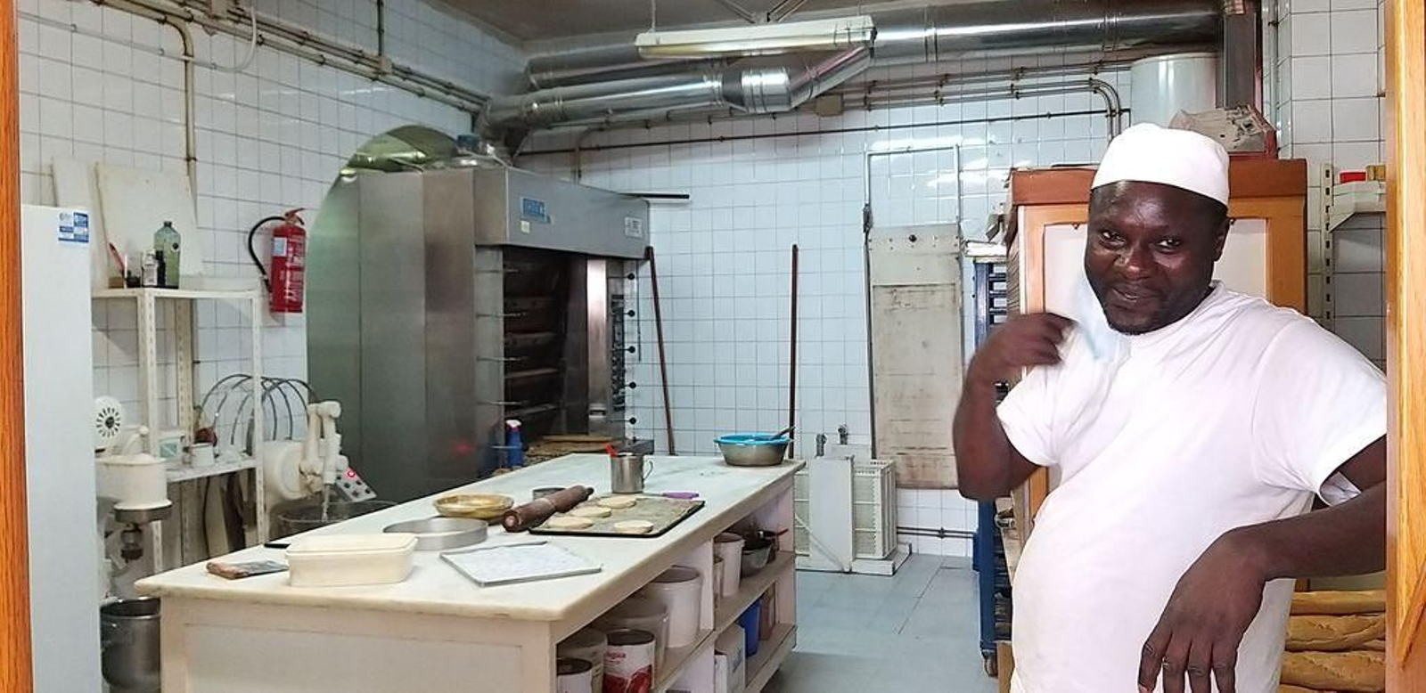 El senegalés Daouda Sene abrió su pastelería con obrador el pasado 20 de abril, en pleno confinamiento.