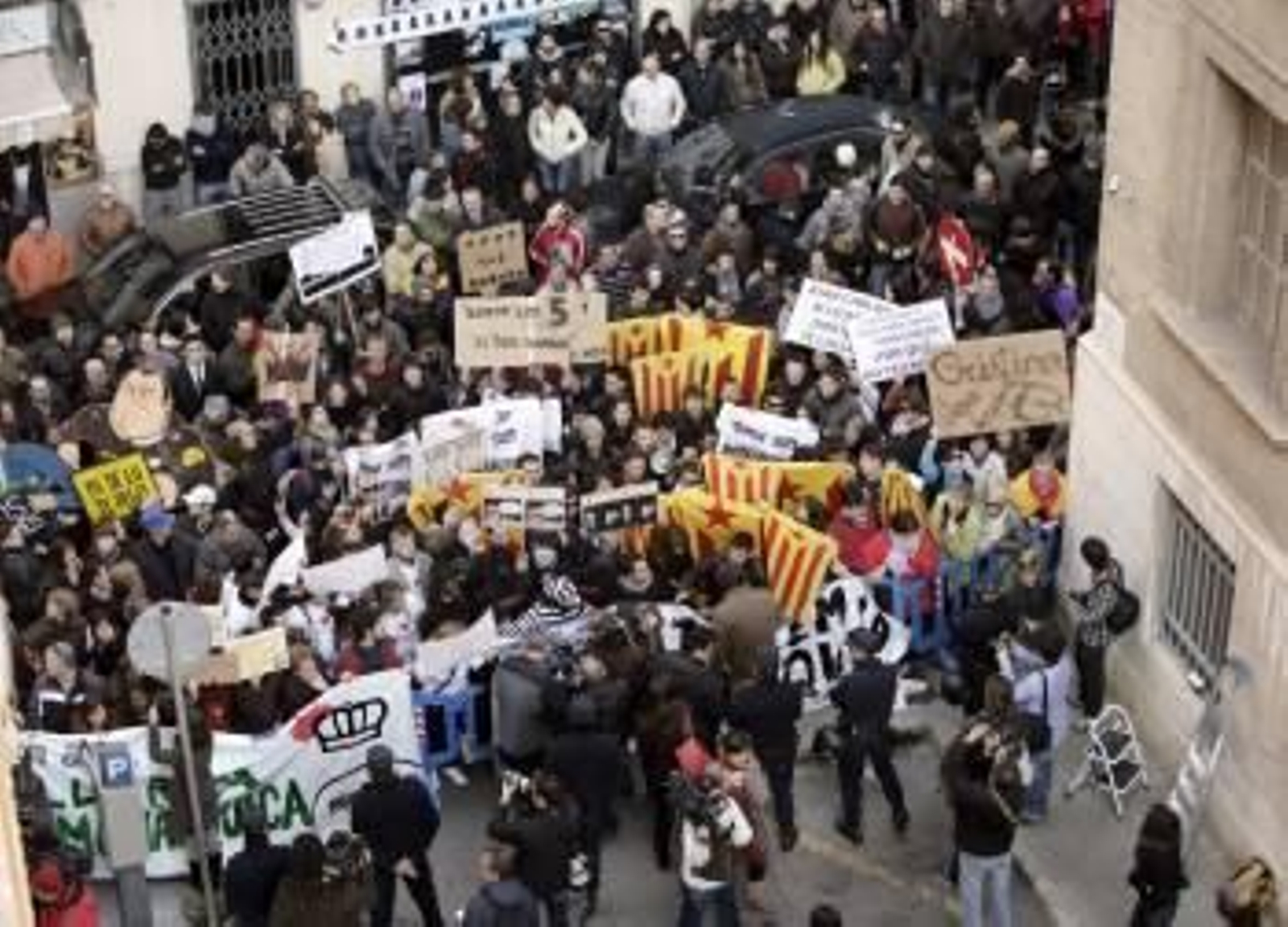 Manifestantes concentrados ante el Juzgado de Palma de Mallorca. (Foto: ISAAC BUJ)