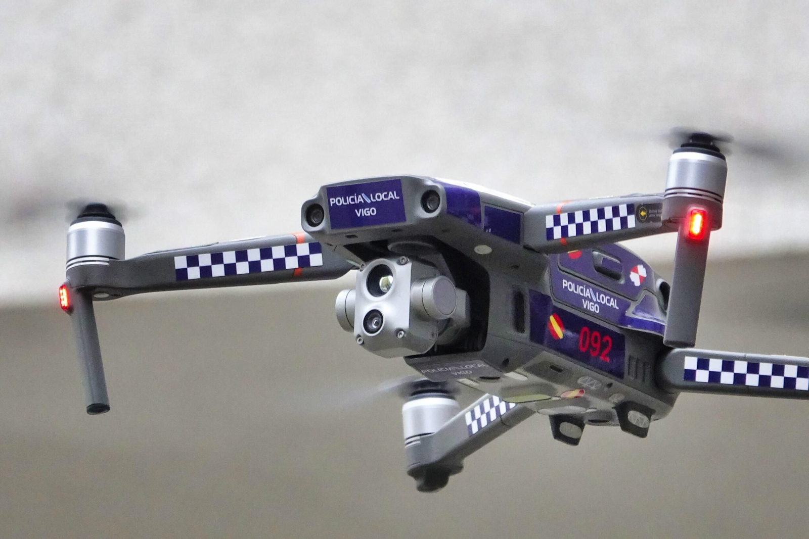 Un dron de la Policía Local de Vigo volando.