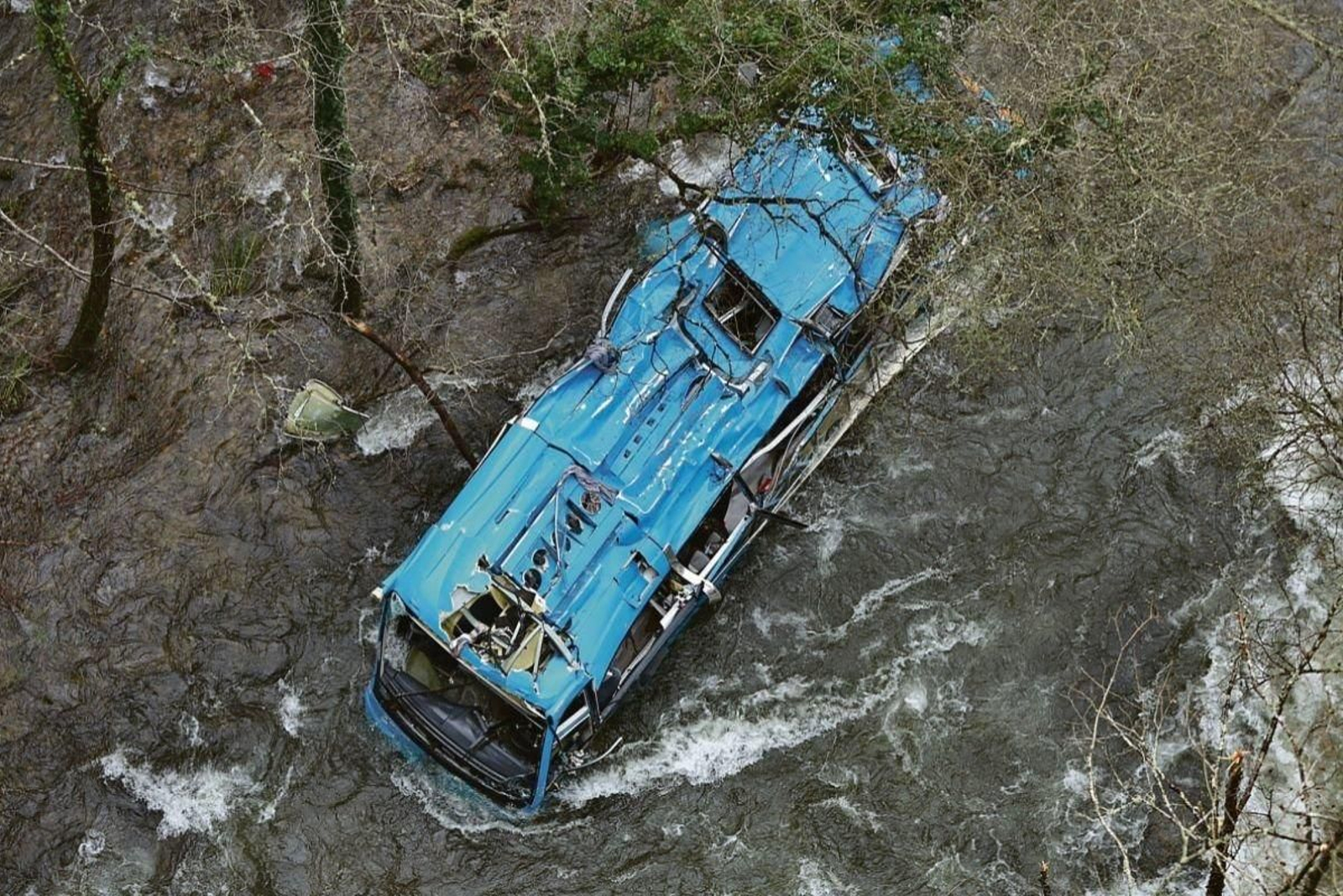 El autobús de la ruta Lugo-Vigo se precipitó al Lérez la noche del 24 de diciembre de 2022.