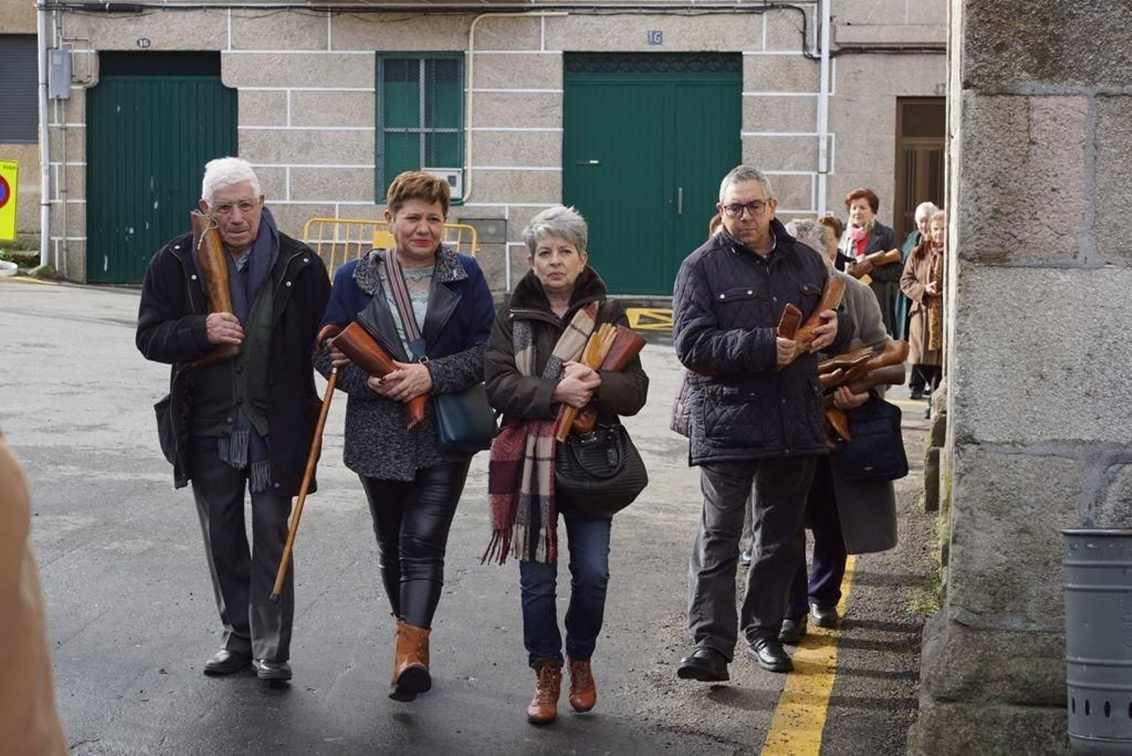 Los fieles cumplieron la tradición y dieron las vueltas estipuladas -3, 5 o 7- con los exvotos de madera en los brazos para pedir los favores del santo.