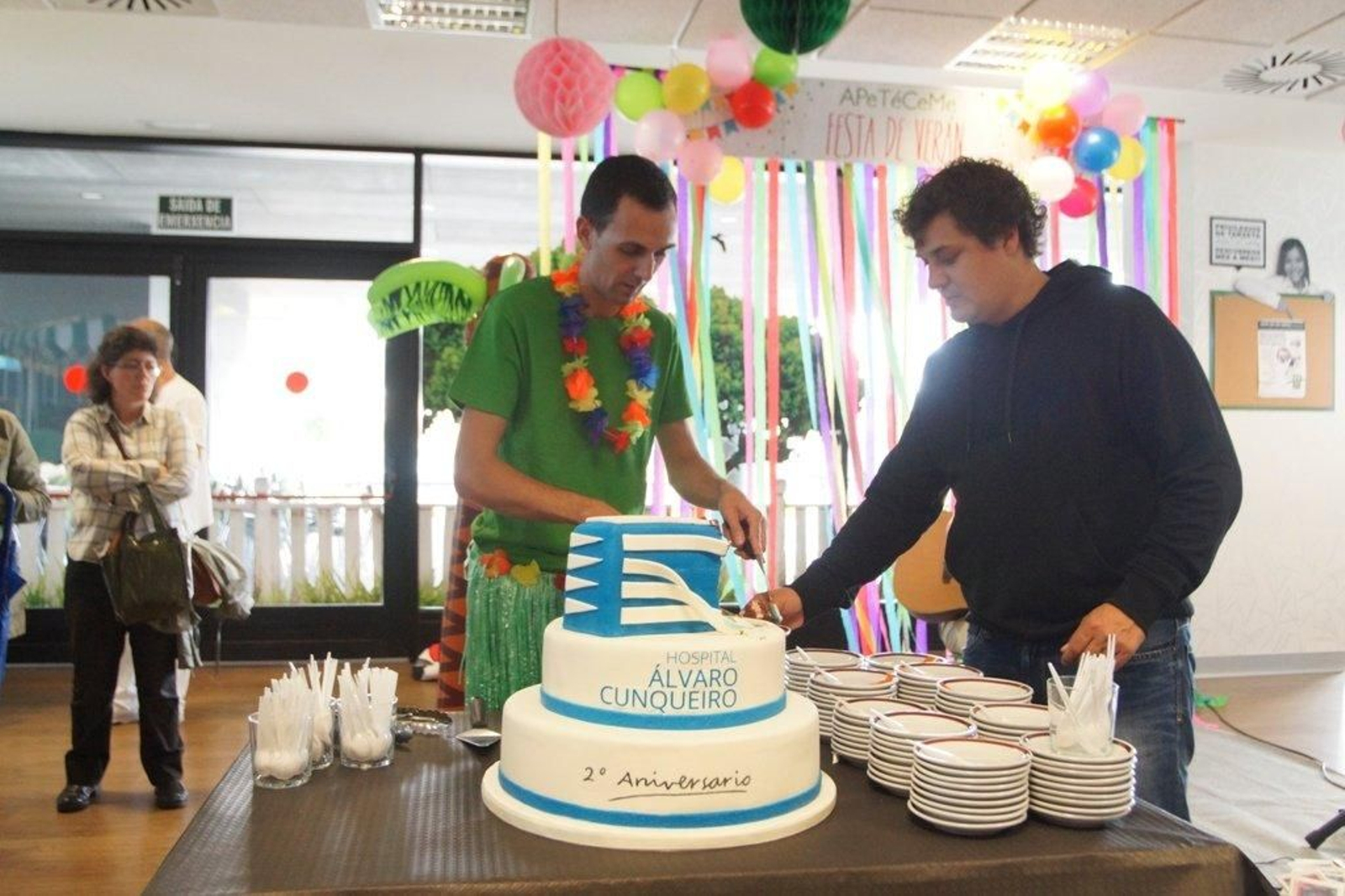 Fiesta hawaiana en el hospital Alvaro Cunqueiro Foto  Vicente Alonso 06