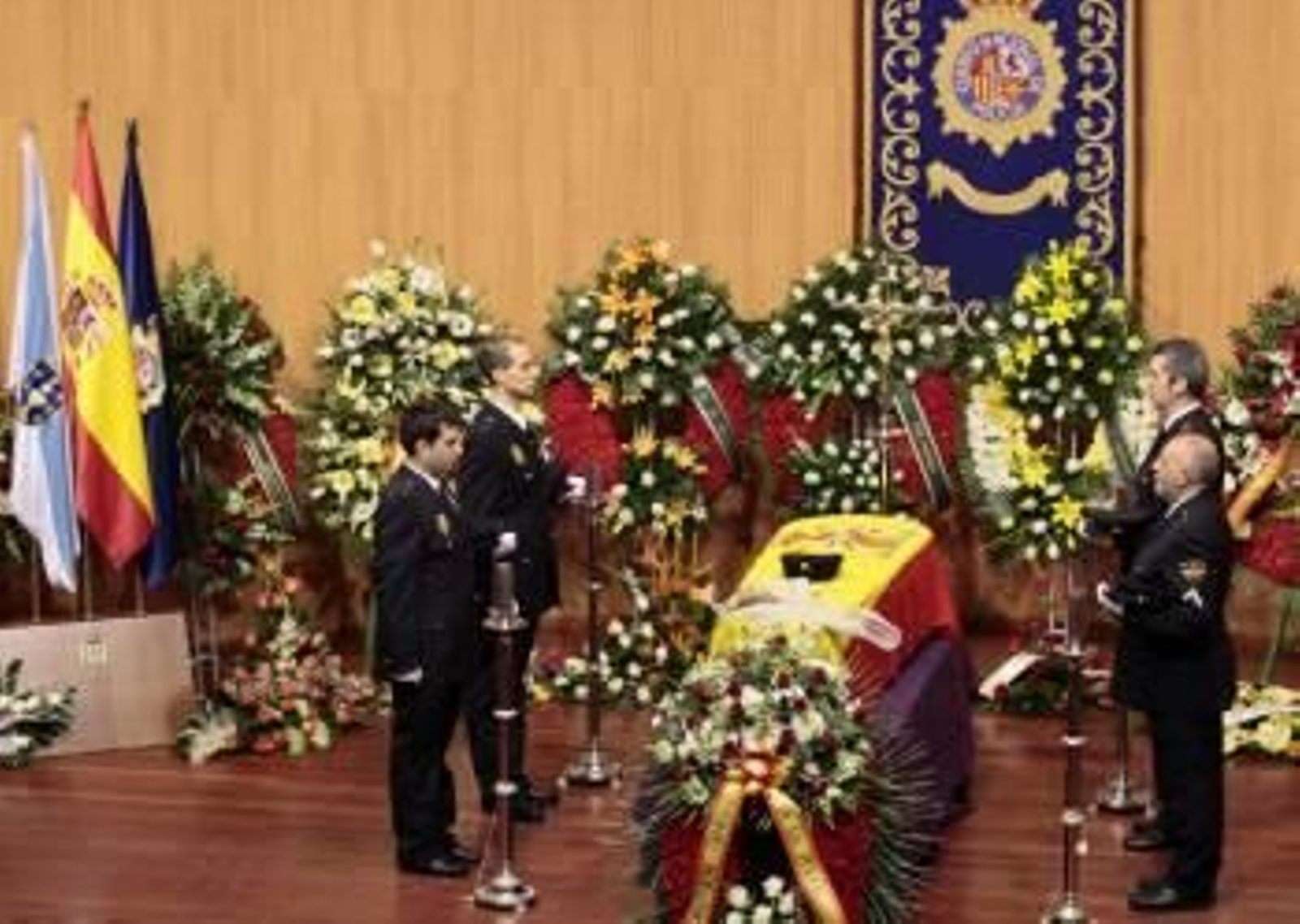 Cuatro compañeros de Rodrigo Maseda, ante el ataúd en la capilla ardiente. (Foto: FOTOS ELISEO TRIGO)