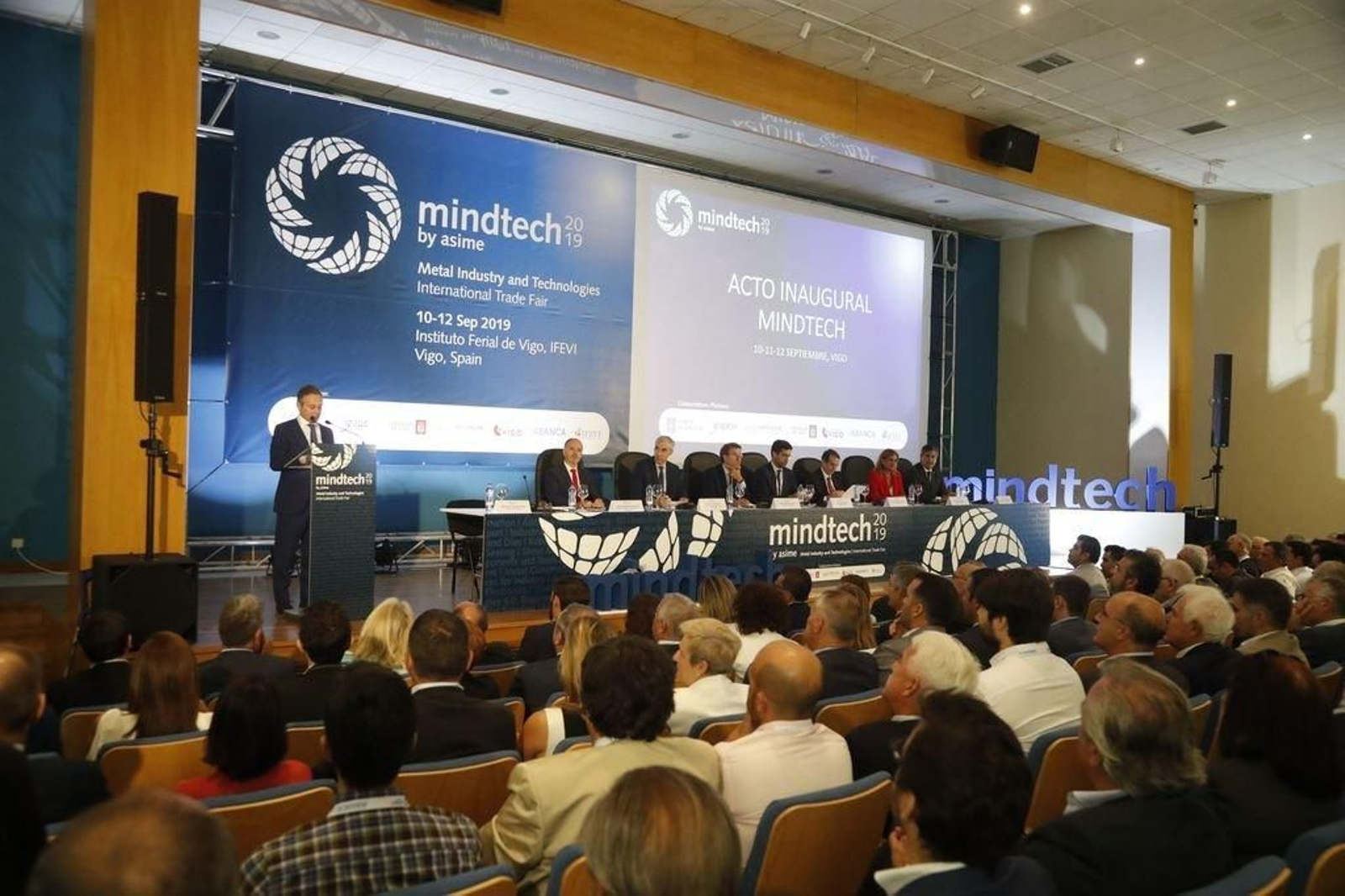 Un momento de la inauguración de la feria en un Ifevi lleno.