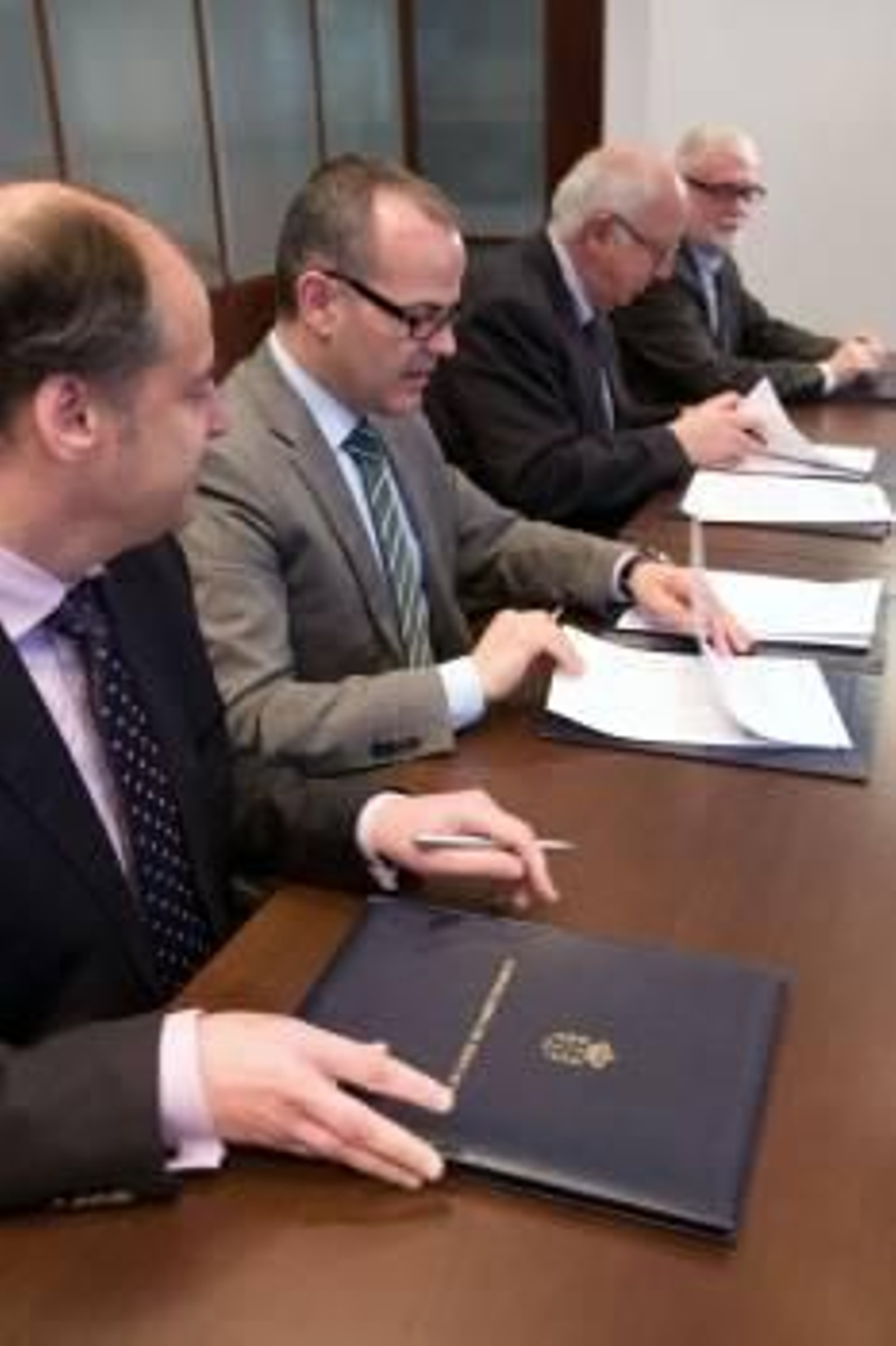 Vázquez, con los rectores. (Foto: VICENTE PERNÍA)