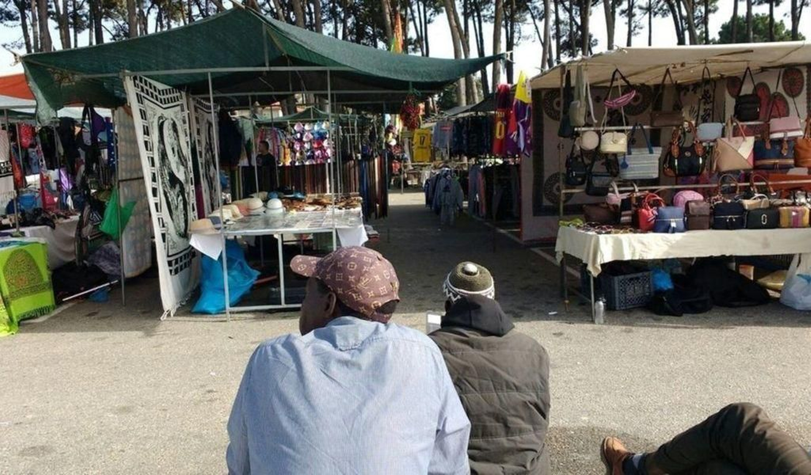 Trabajadores extranjeros en un mercadillo vigués.