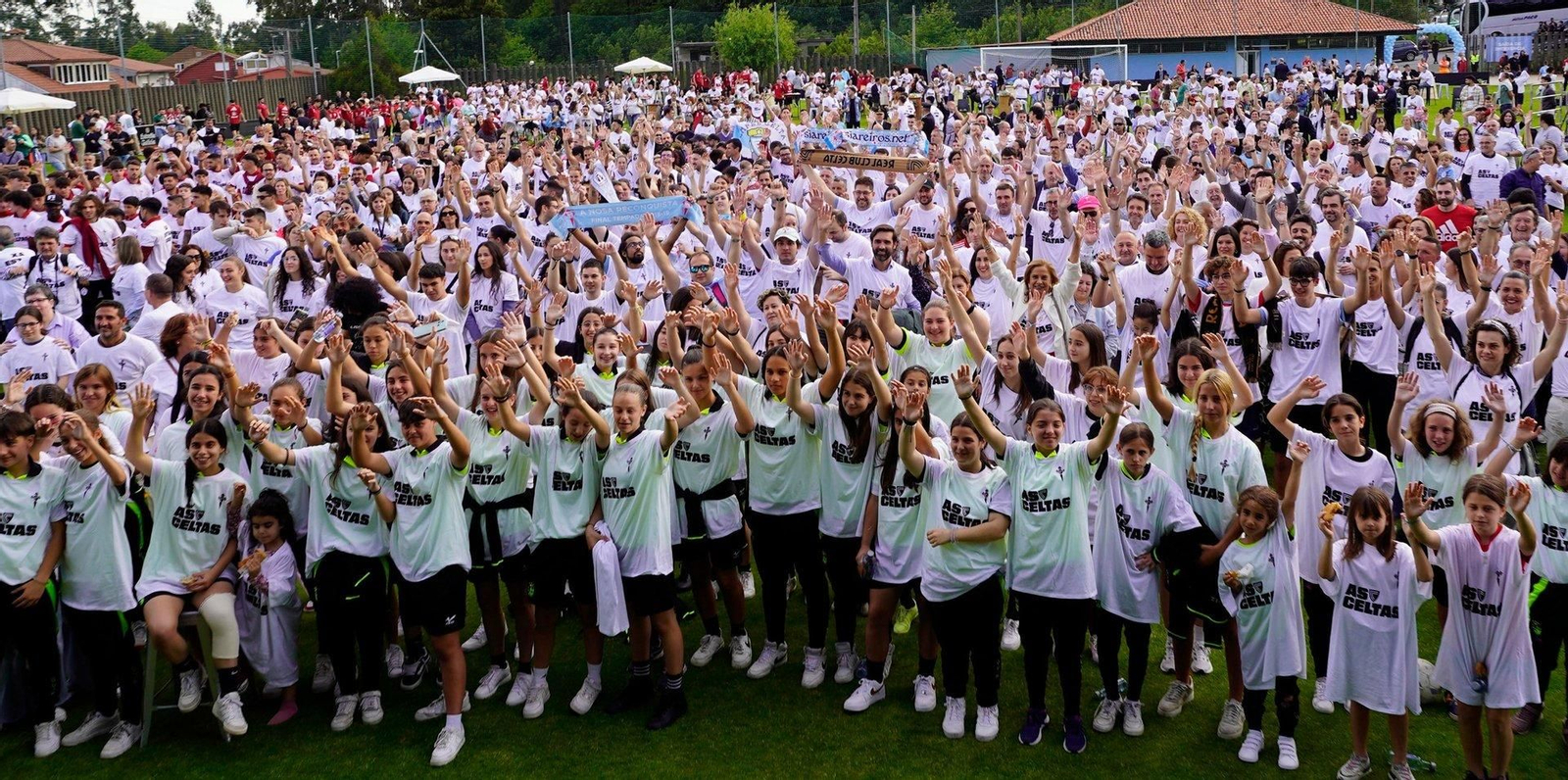 Foto de familia con todos los asistentes.