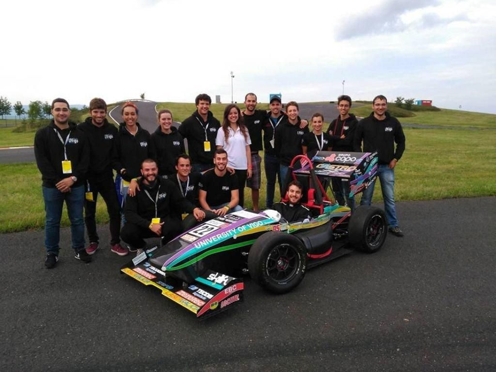 Imagen del equipo con el monoplaza.