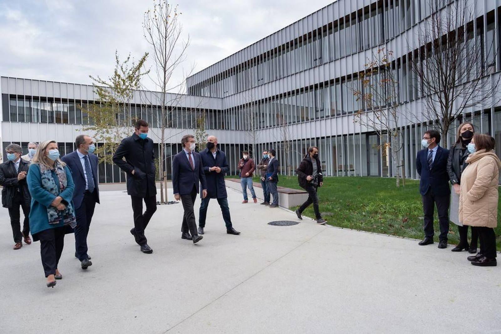Núñez Feijóo y sus acompañantes, a su llegada al nuevo centro de salud de A Estrada.