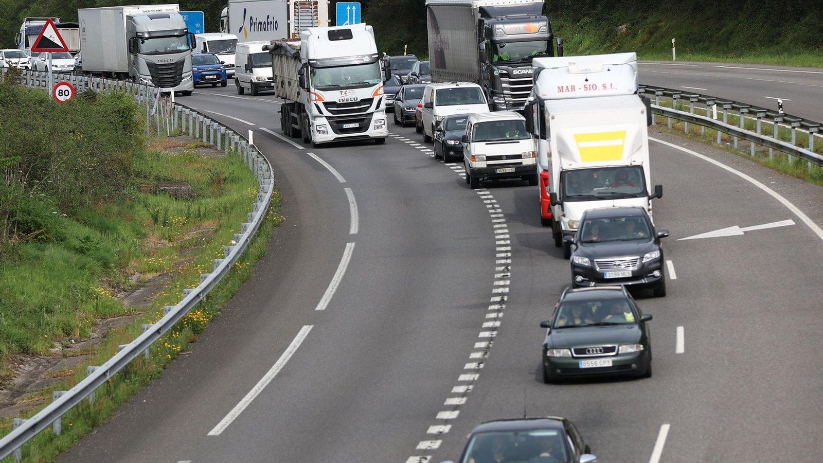 Largas colas en la A-52 por culpa del accidente. // Alberte