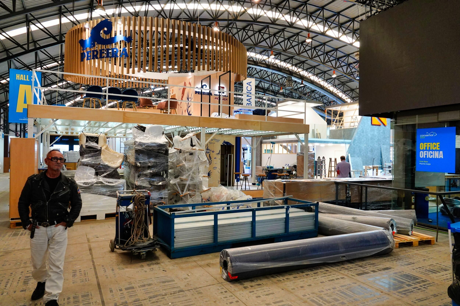 Montaje de la feria de Conxemar en el Ifevi.