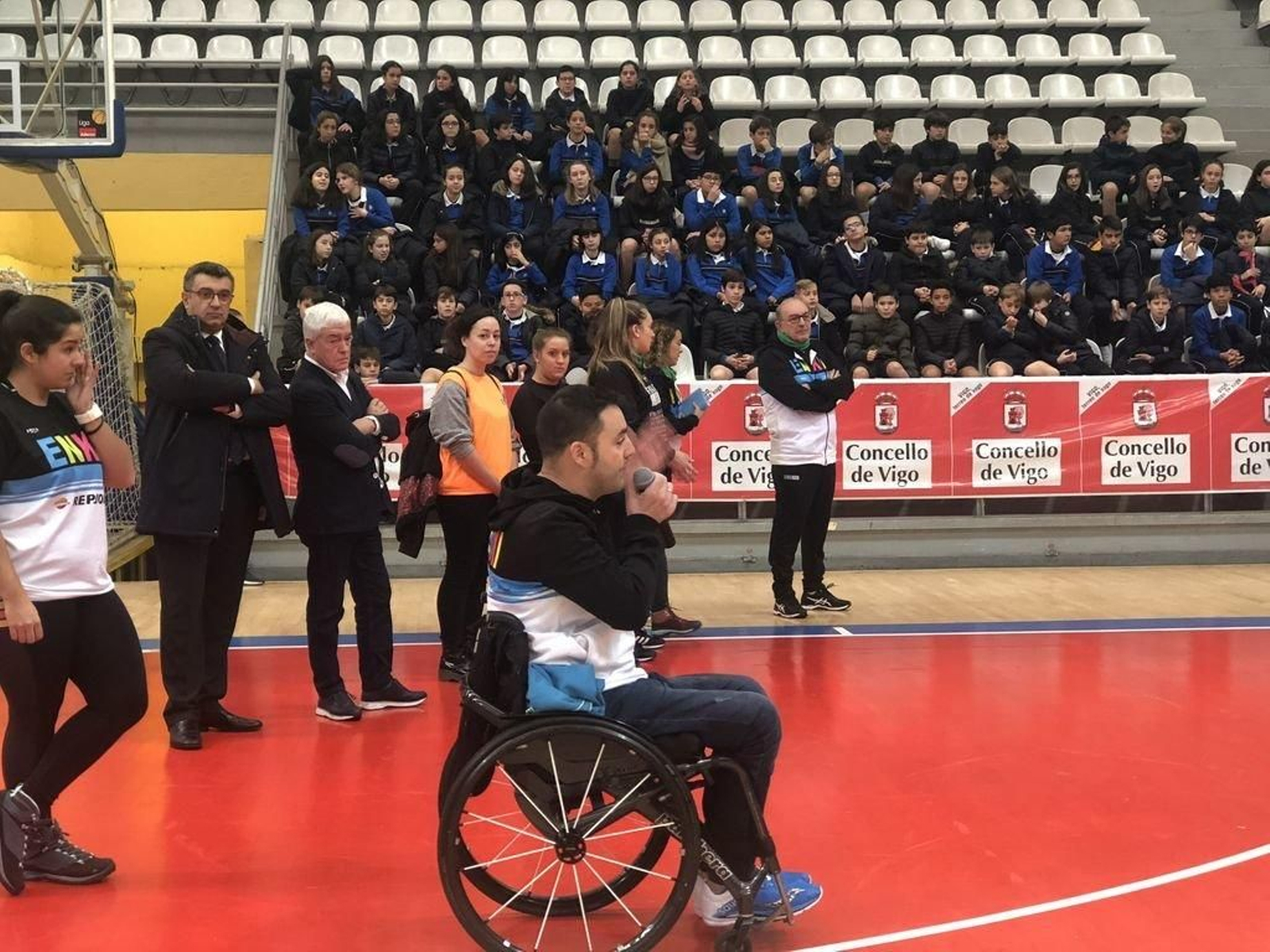Ángel López, presidente de Enki, da la bienvenida a los escolares.