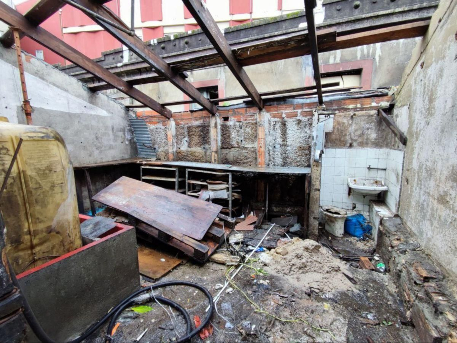 Imagen de una de las viviendas que queda en pie, ya sin la cubierta.