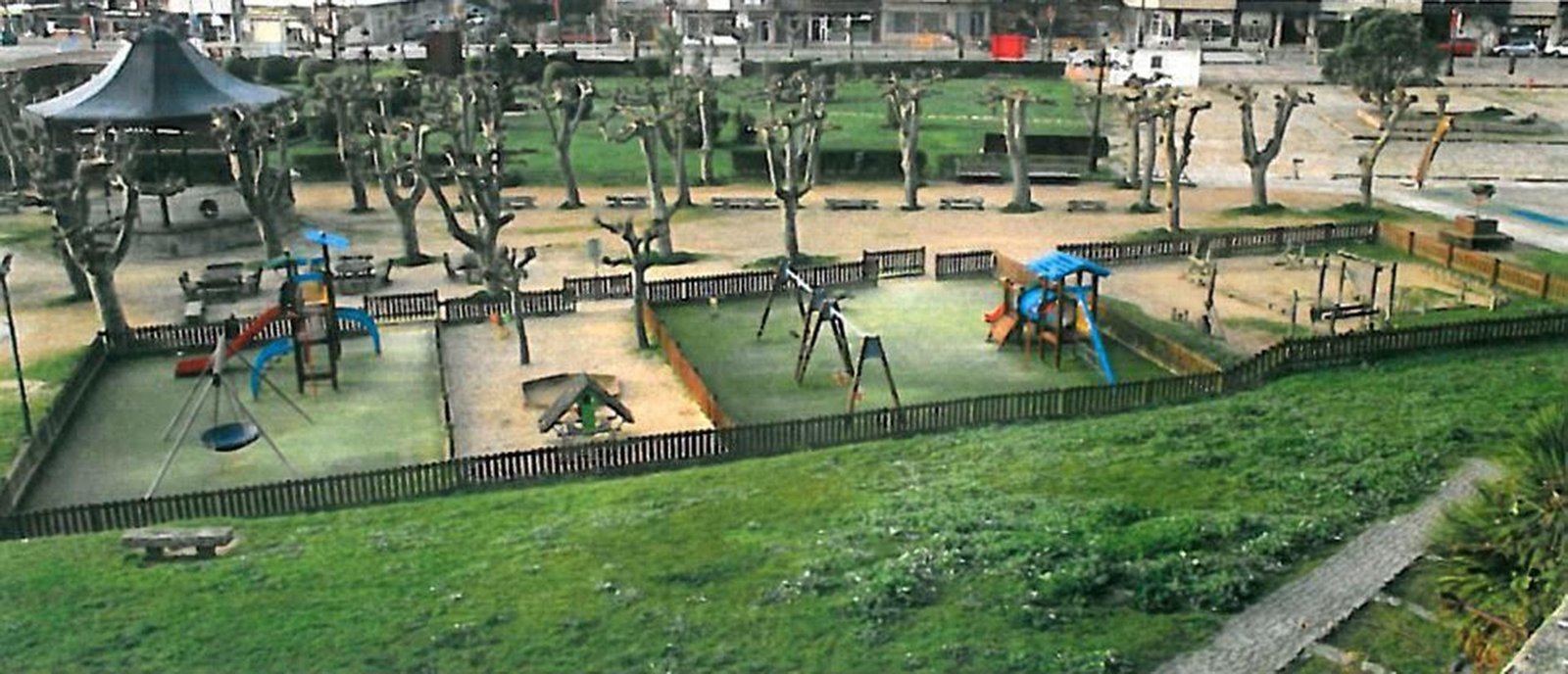 Aspecto actual de la zona de juegos infantiles del parque de la Palma en Baiona..