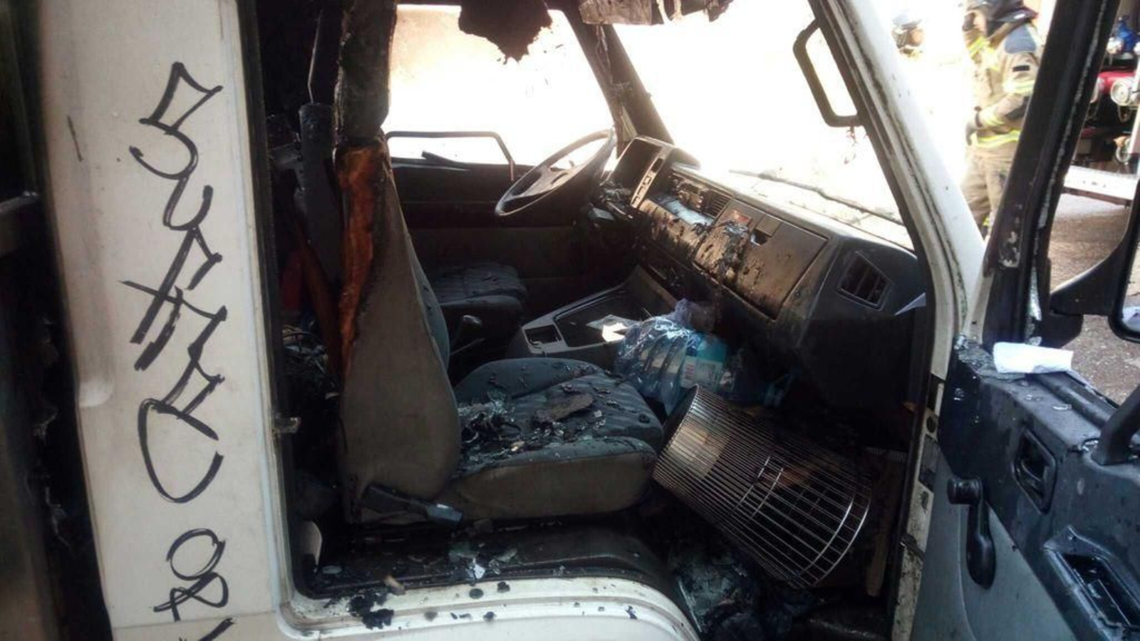 Estado en el que quedó el camión, tras ser incendiado.