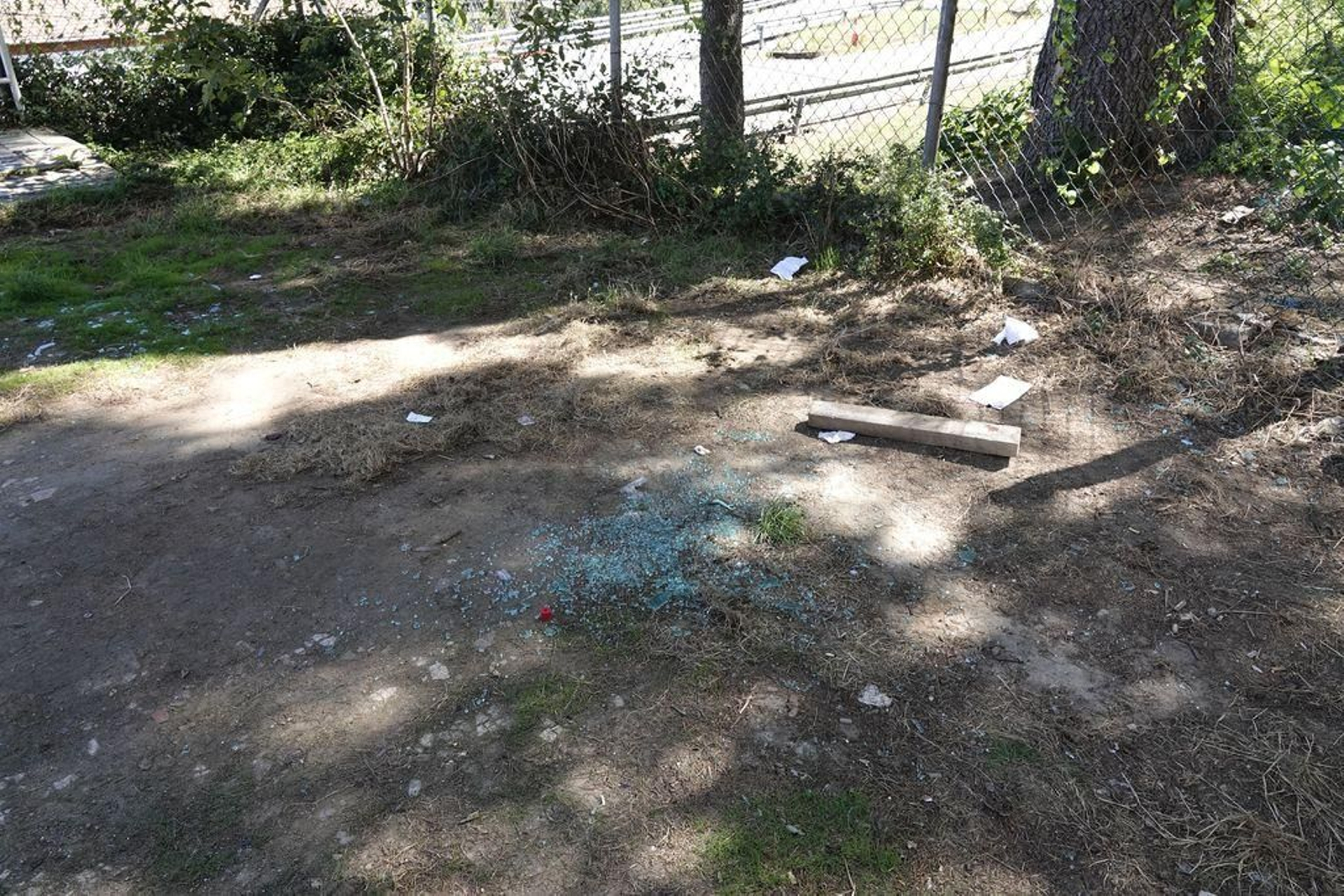 En la calle Padre Ramón María Aller aún quedaban los restos de los cristales del coche.