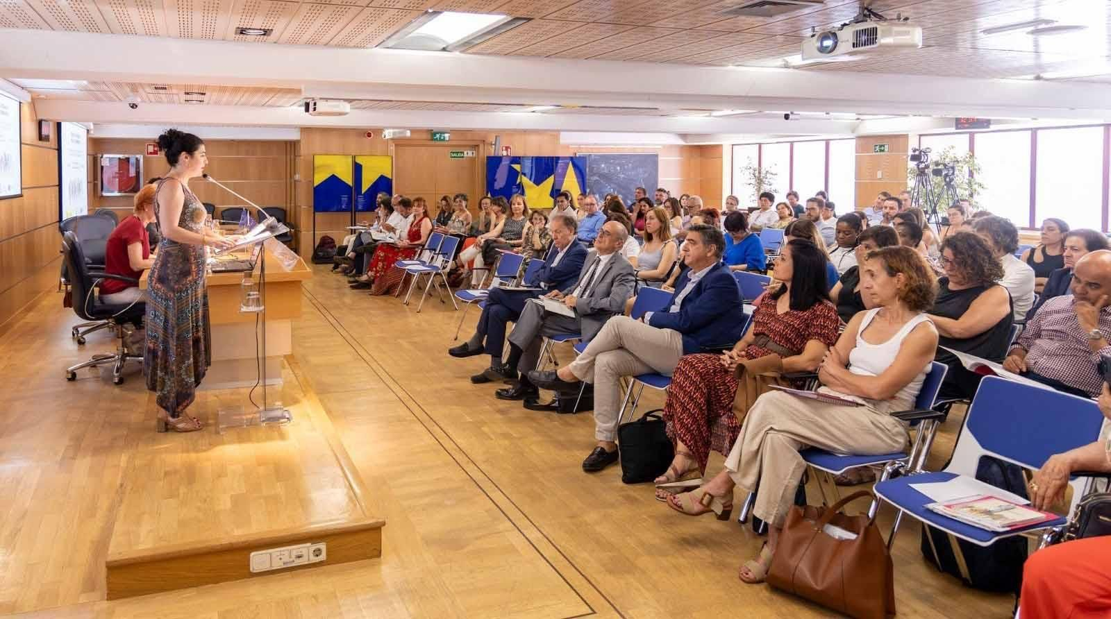 Intervención de la secretaria de Estado para las Migraciones, Isabel Castro, y en la primera fila a la derecha Patricia Ruiz de Irizar, directora general de Políticas Migratorias del Gobierno de Navarra