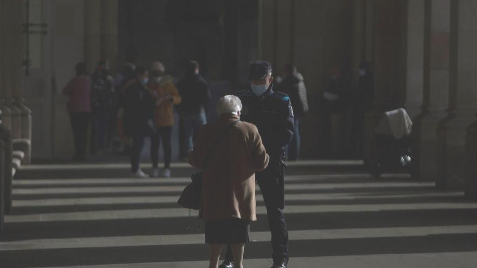 Un agente de la Policía Local conversa con una mujer mayor en A Coruña.