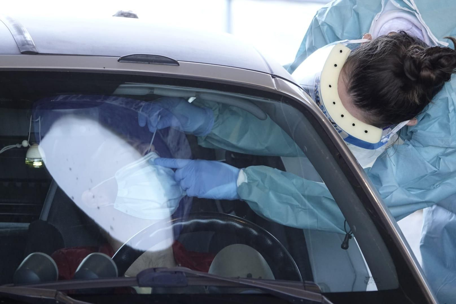 Sanitarios realizan pruebas PCR en Vigo