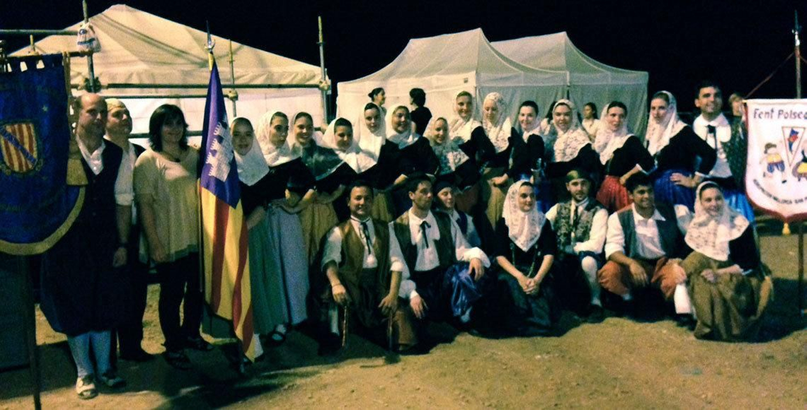 Antonia Estarellas con el grupo de baile balear, en la Feria de las Colectividades de Rosario.