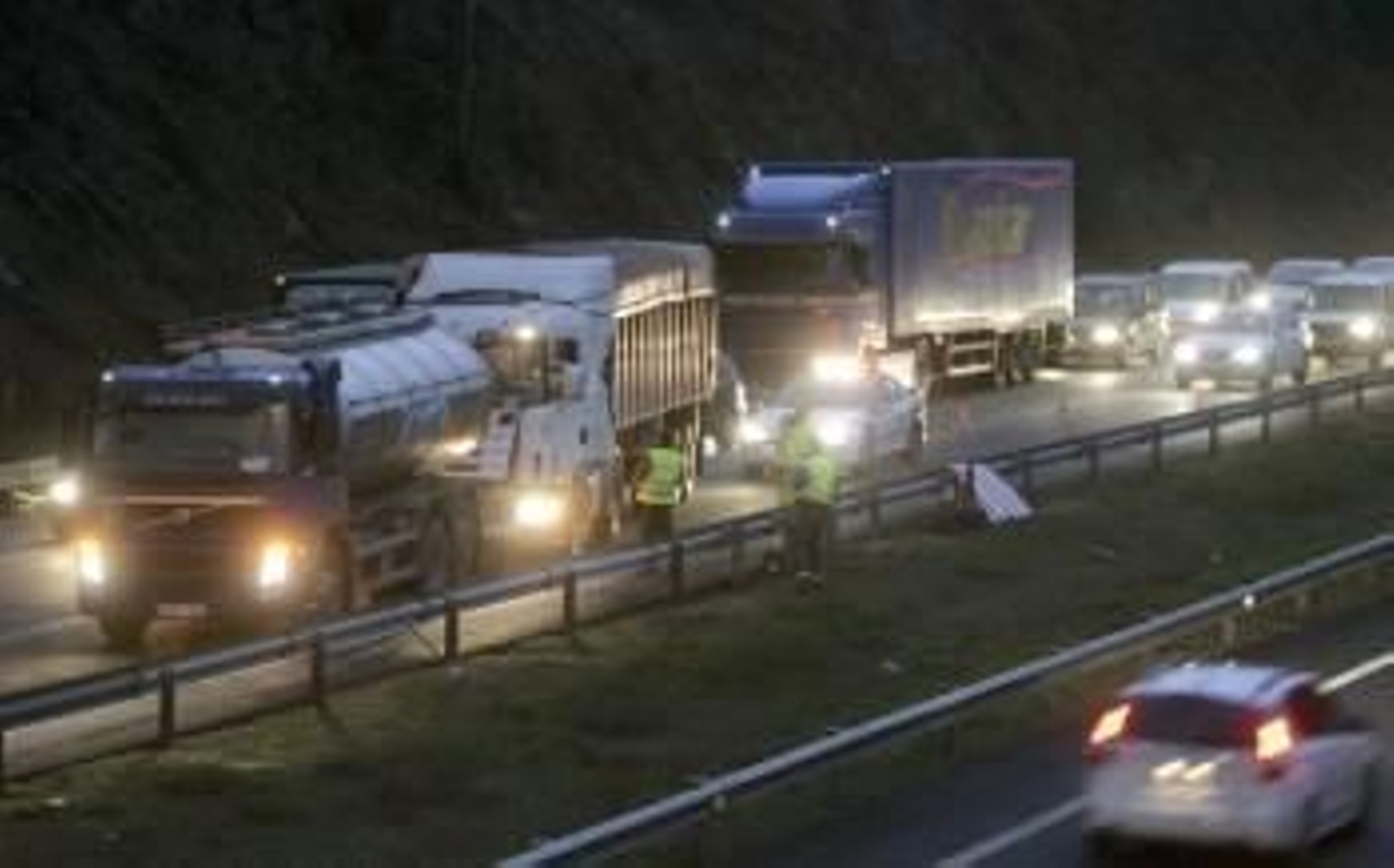 La autopista del Atlántico AP-9 ha permanecido cortada a primeras horas de la mañana en dirección A Coruña, tras colisionar dos camiones cerca de Santiago de Compostela. (Foto: EFE)