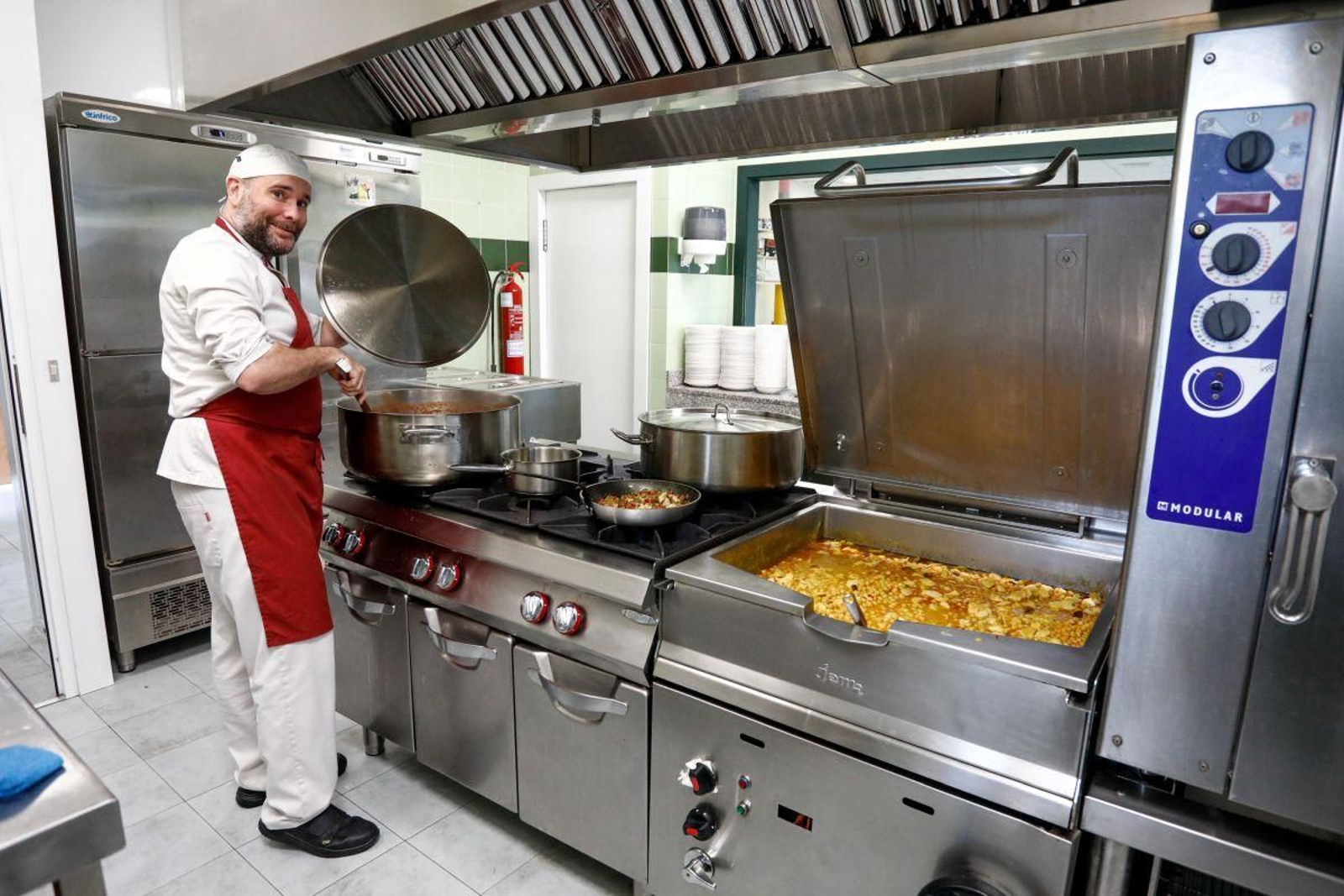 Quique Herrero, cocinero del Seis do Nadal, entre los fogones que el centro estrenó este curso.