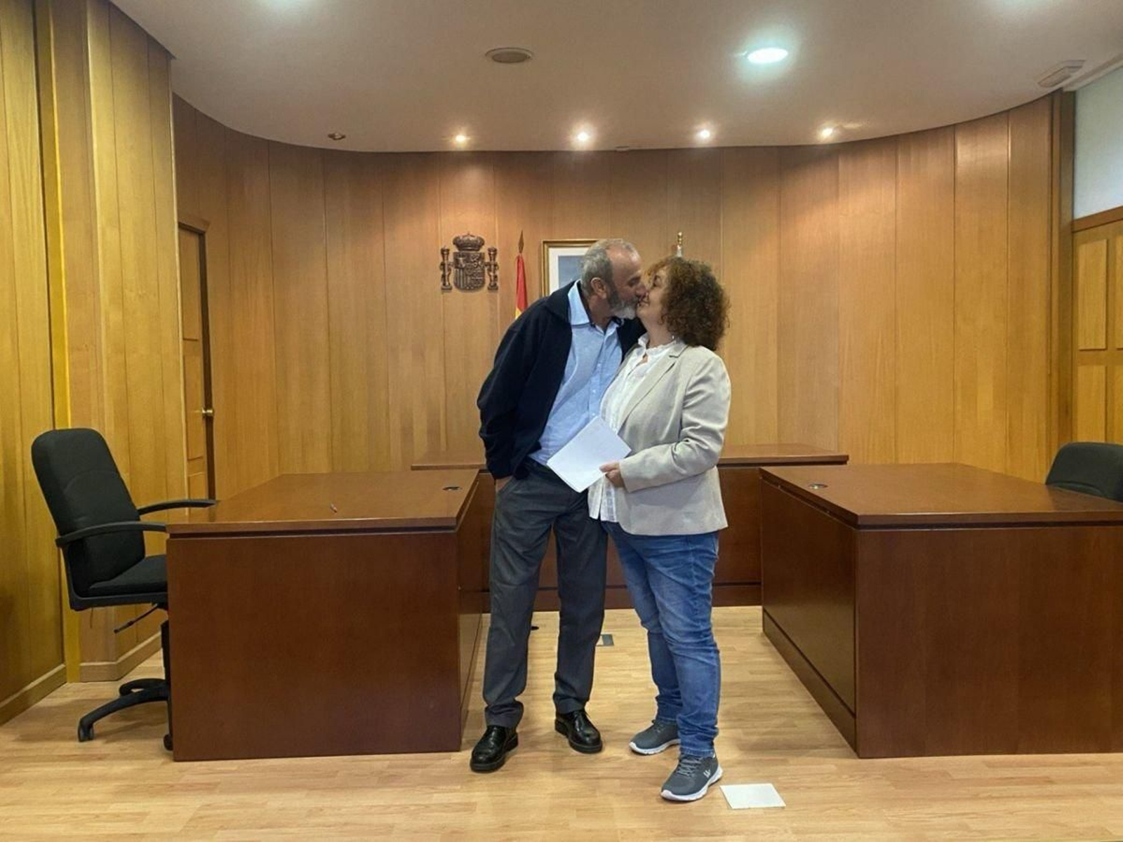 Olegario y Carmen se dieron ayer el “sí quiero” en los viejos juzgados de la calle Lalín.