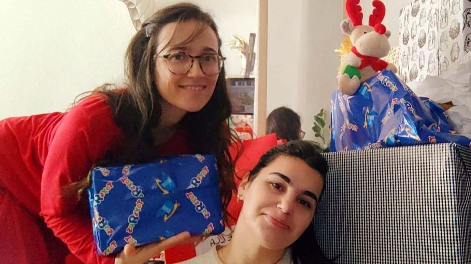 Noelia Barreiro y Sonia Álvarez están detrás de Sonrisas y Elfos.