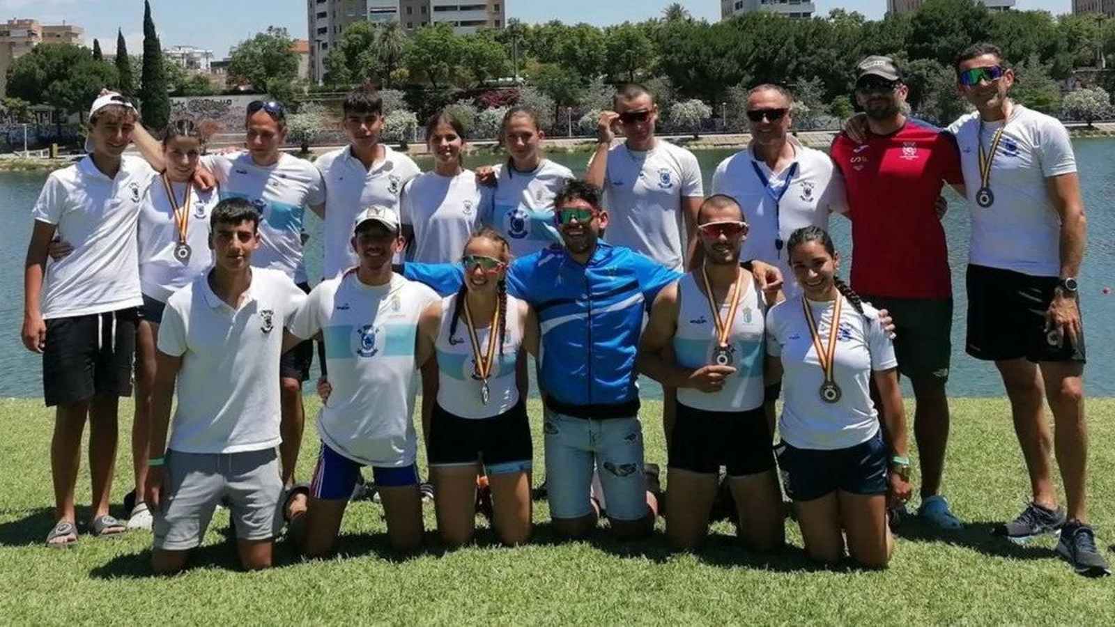 La delegación del Remo do Miño posa para la fotografía de familia en el río Guadalquivir, lugar en el que se disputó el Campeonato de España.