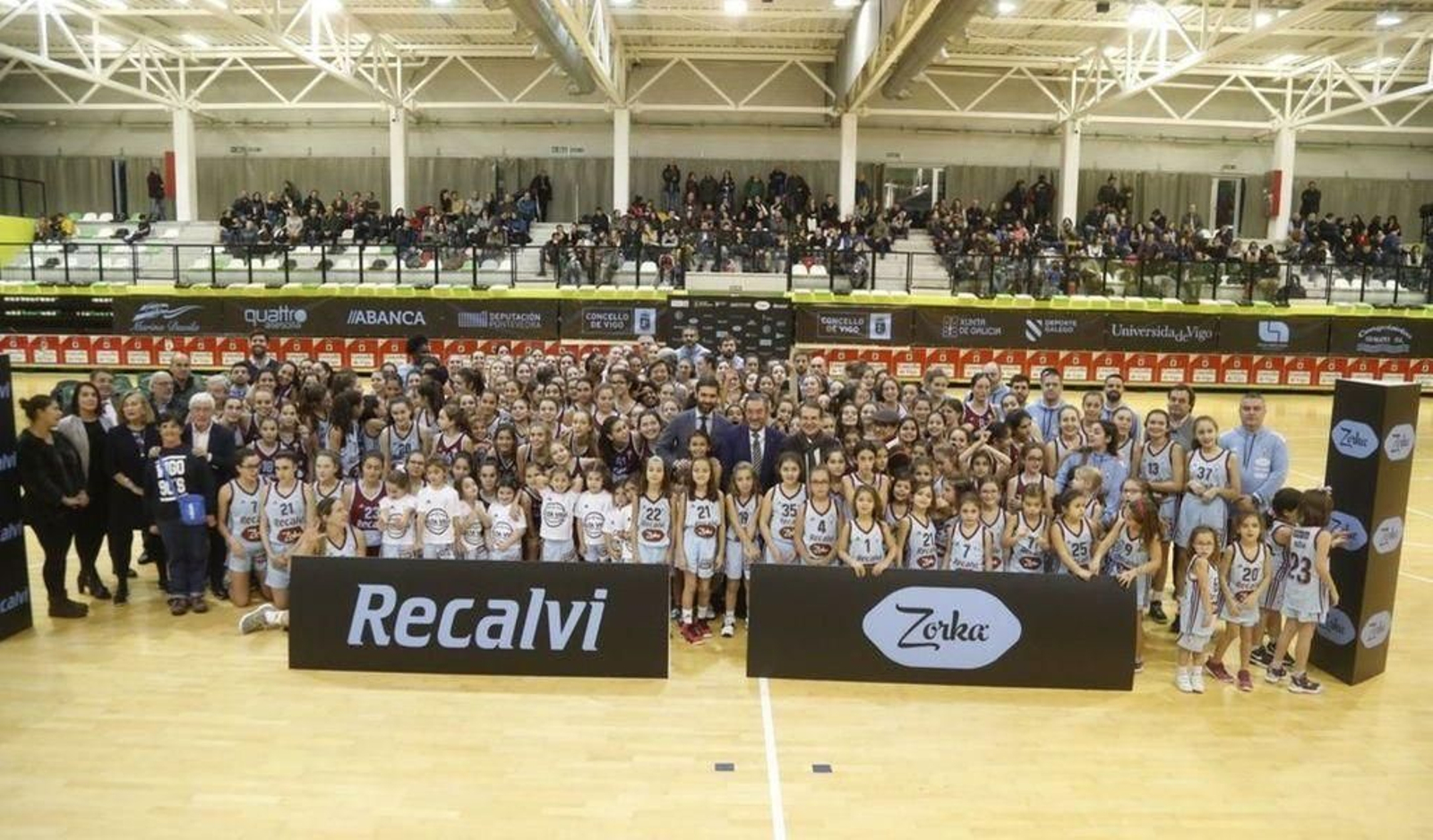 Los 18 equipos de base del Celta Zorka Recalvi podrán volver a entrenar sobre el parqué de Navia.