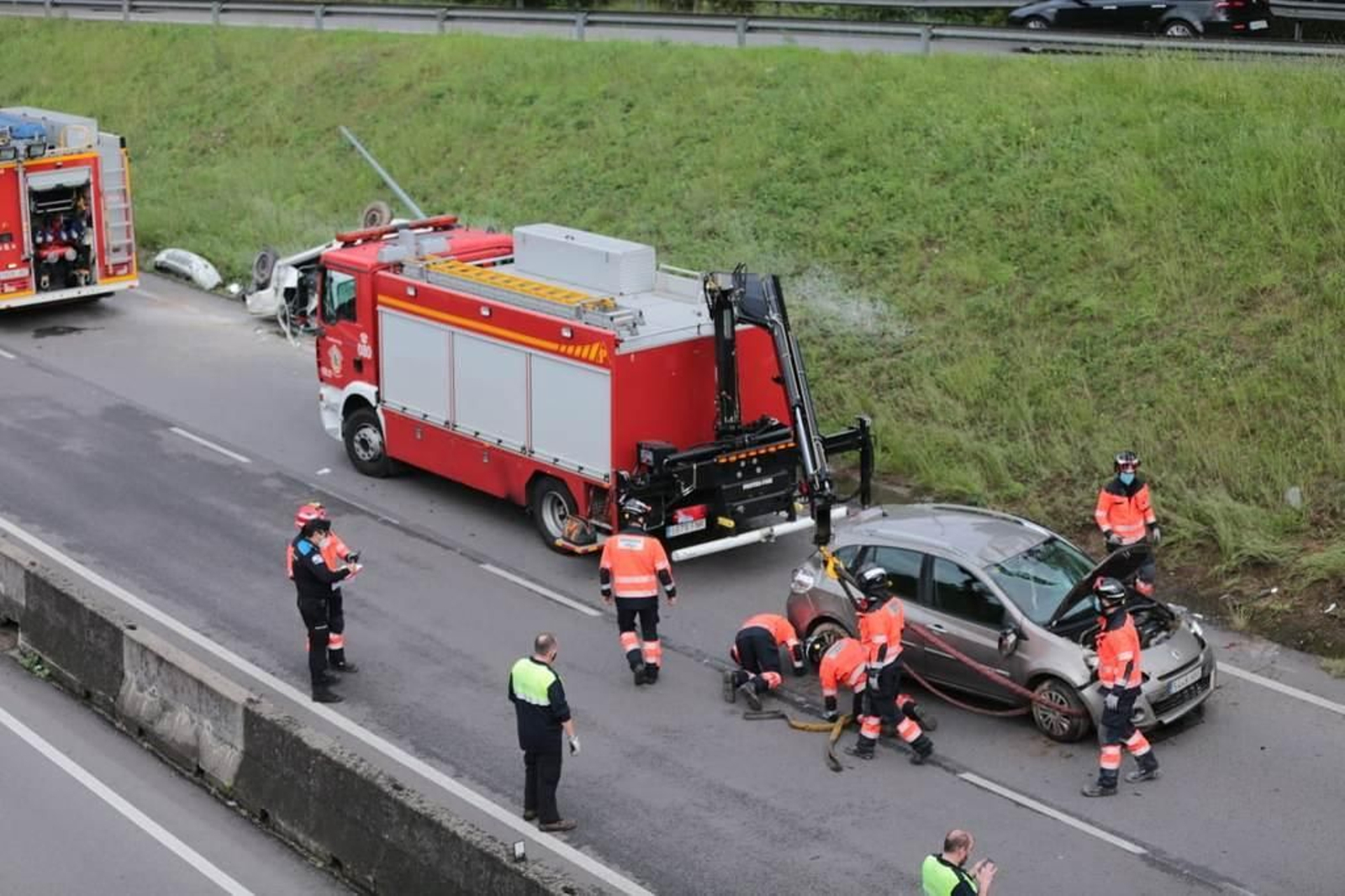 Brutal accidente en el segundo cinturón con el vuelco de dos vehículos 12
